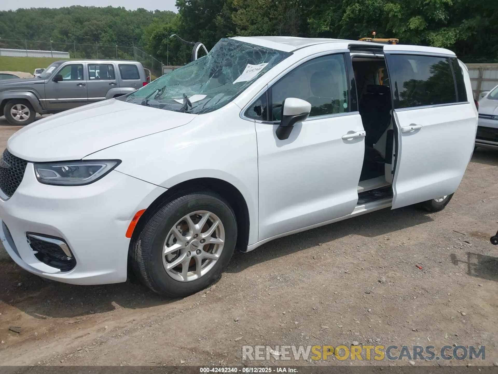 2 Photograph of a damaged car 2C4RC1BGXPR531396 CHRYSLER PACIFICA 2023