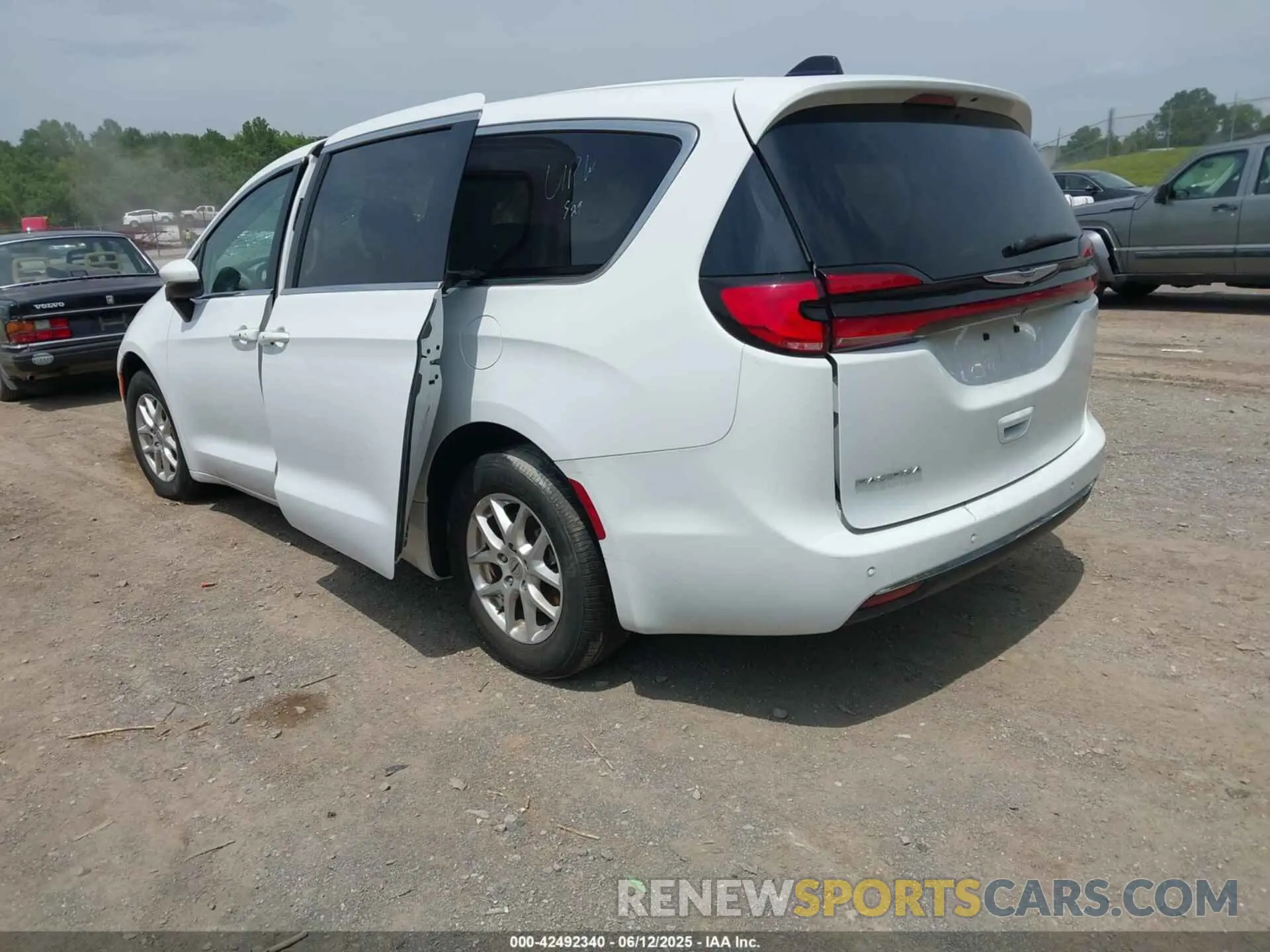 3 Photograph of a damaged car 2C4RC1BGXPR531396 CHRYSLER PACIFICA 2023