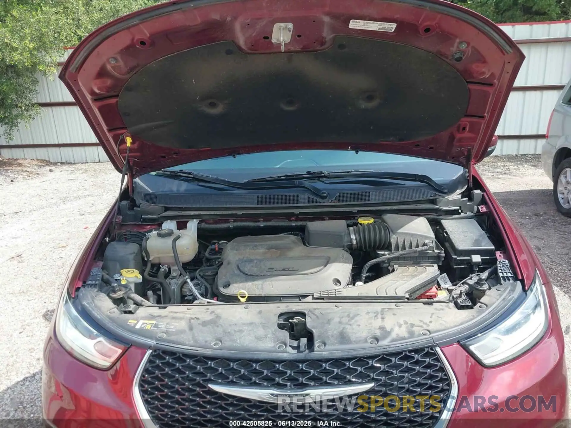 10 Photograph of a damaged car 2C4RC1BGXPR571557 CHRYSLER PACIFICA 2023