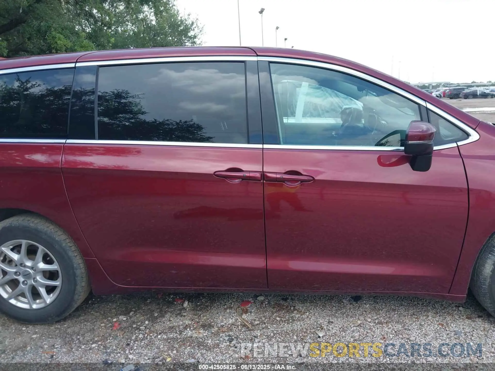 13 Photograph of a damaged car 2C4RC1BGXPR571557 CHRYSLER PACIFICA 2023