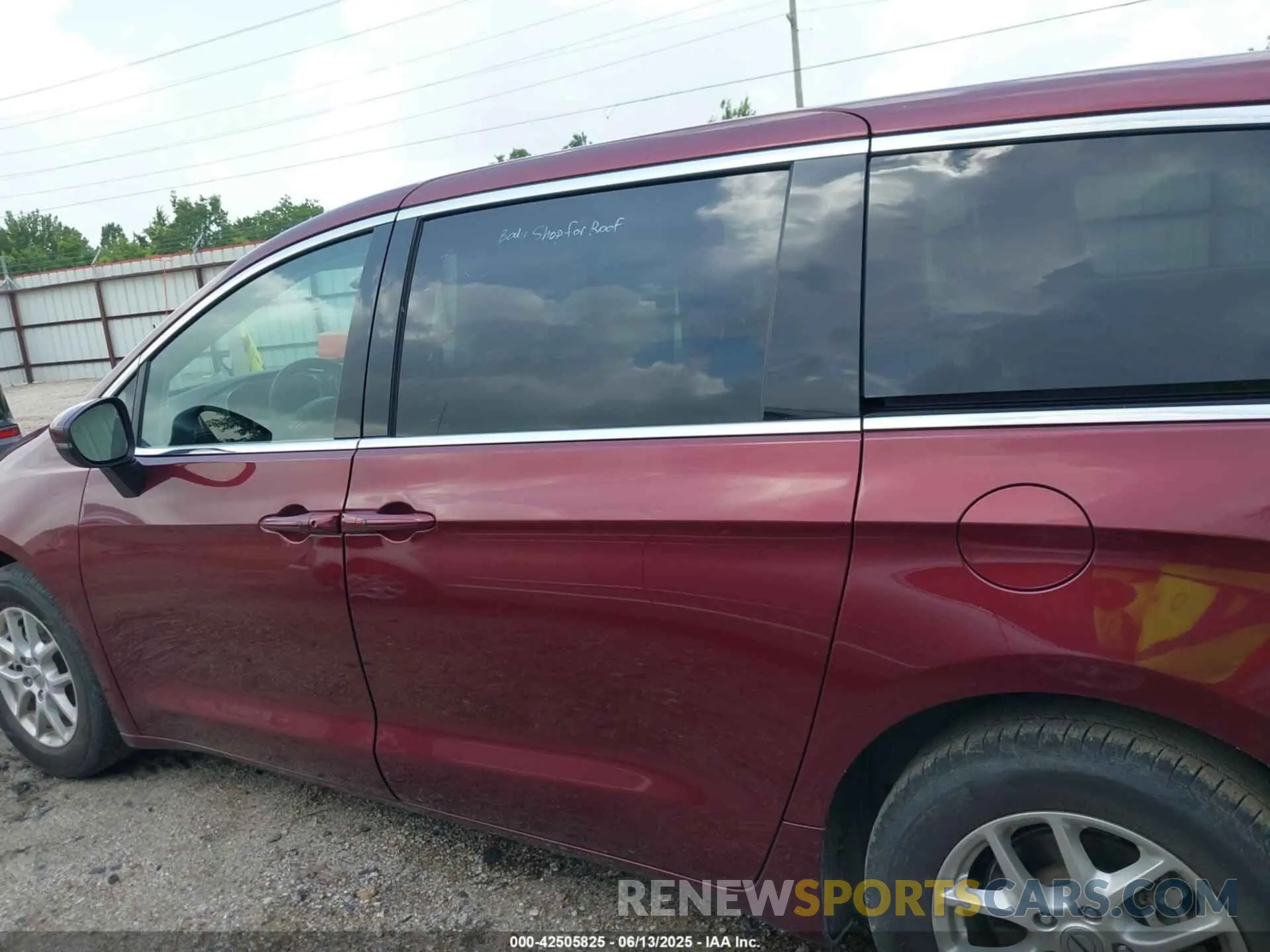 14 Photograph of a damaged car 2C4RC1BGXPR571557 CHRYSLER PACIFICA 2023