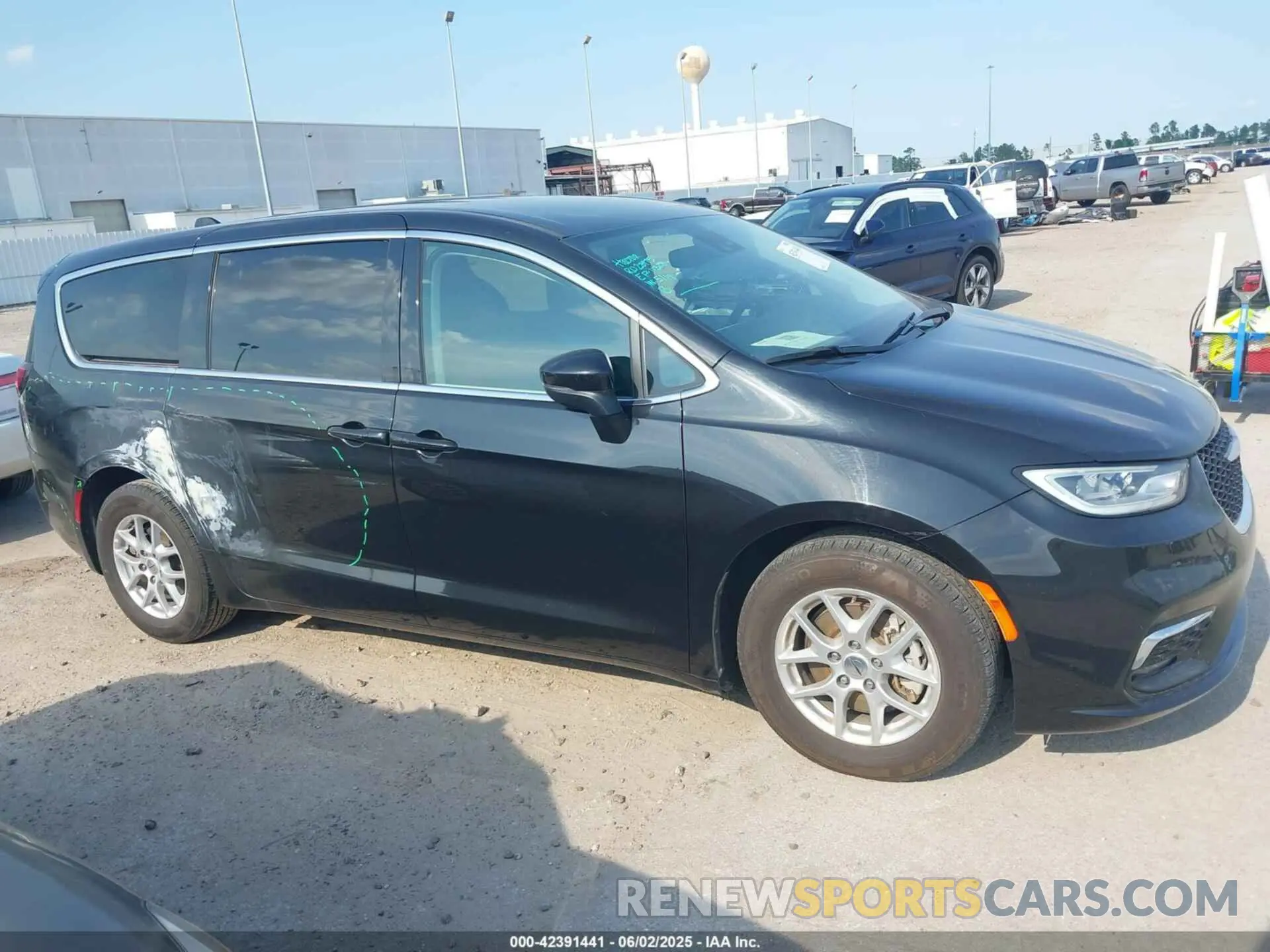 13 Photograph of a damaged car 2C4RC1BGXPR578198 CHRYSLER PACIFICA 2023