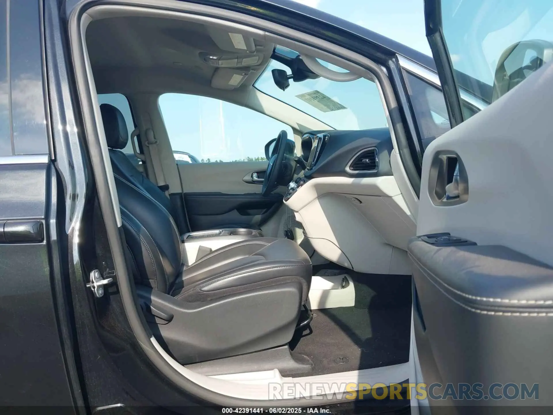 5 Photograph of a damaged car 2C4RC1BGXPR578198 CHRYSLER PACIFICA 2023