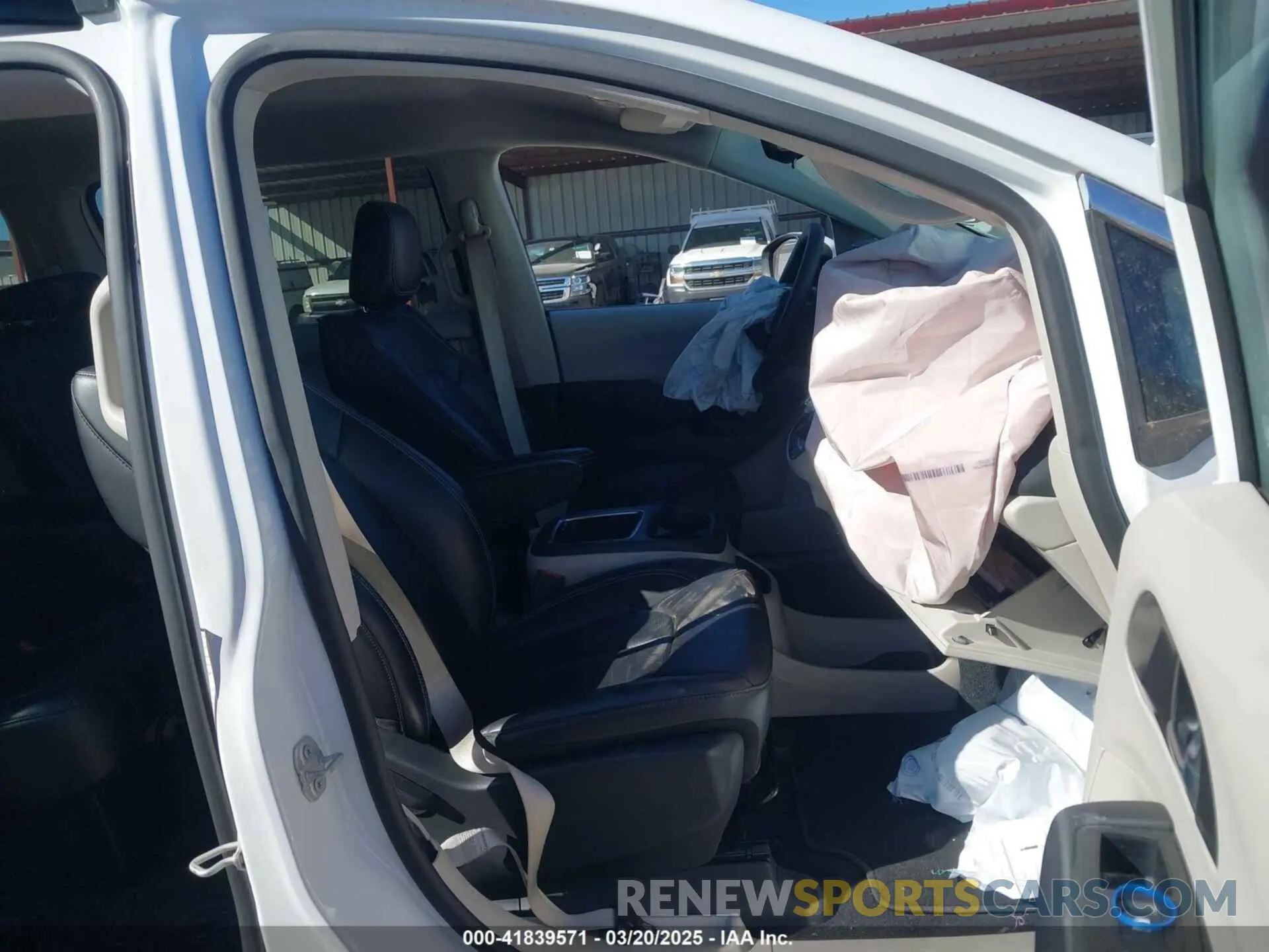5 Photograph of a damaged car 2C4RC1BGXPR581022 CHRYSLER PACIFICA 2023