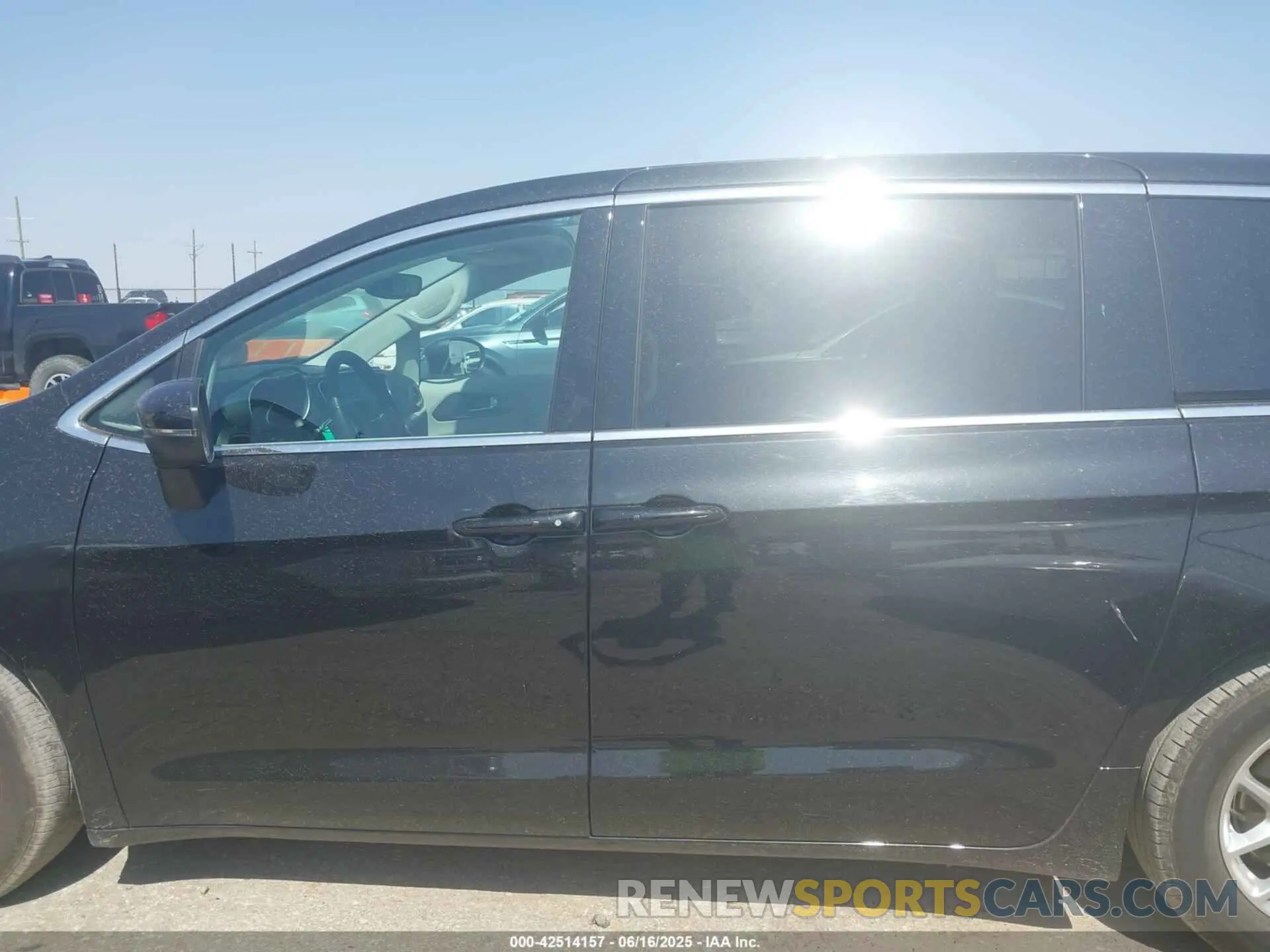 14 Photograph of a damaged car 2C4RC1BGXPR627545 CHRYSLER PACIFICA 2023