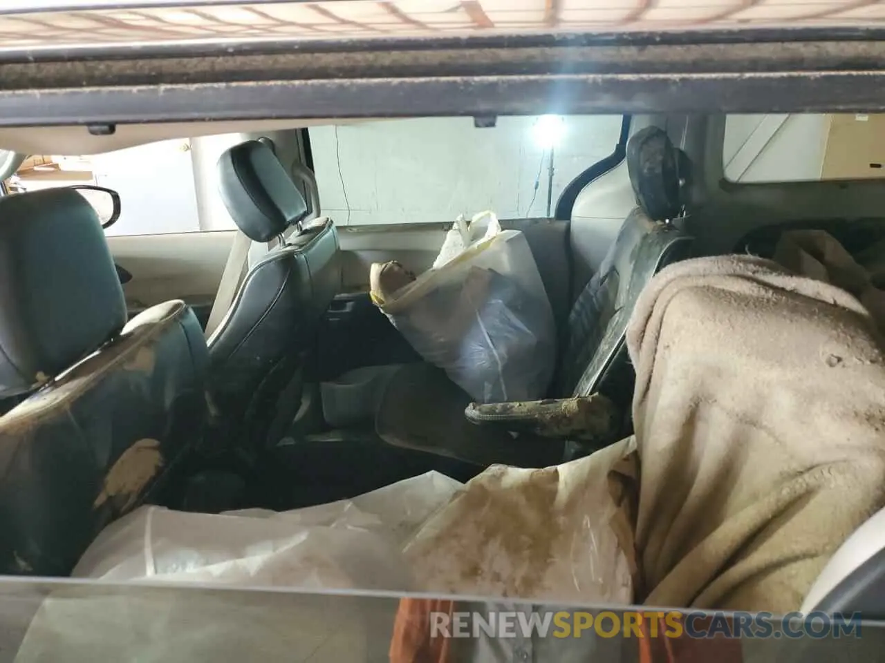 11 Photograph of a damaged car 2C4RC1GG5PR520802 CHRYSLER PACIFICA 2023