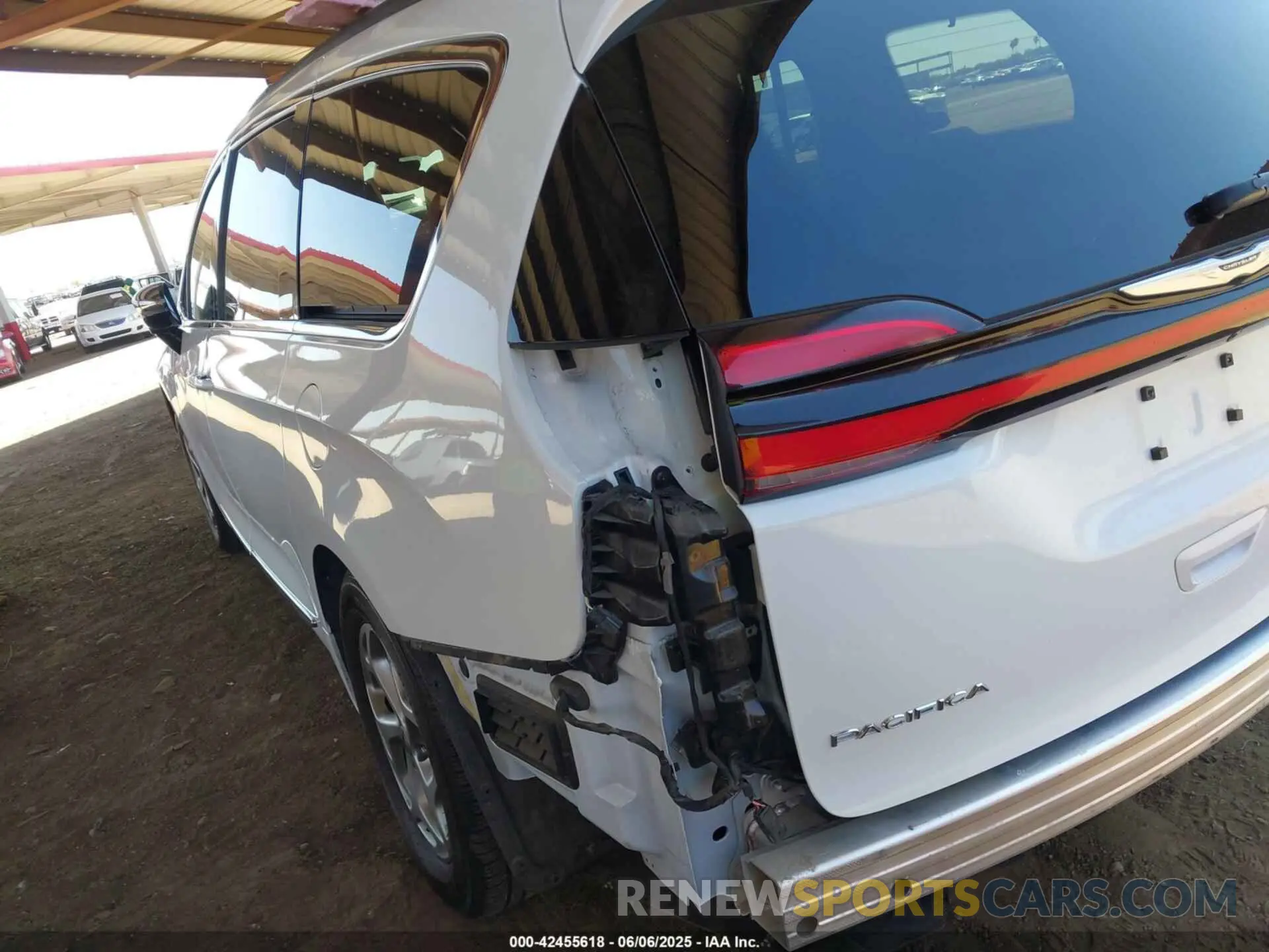 18 Photograph of a damaged car 2C4RC1GG6PR533414 CHRYSLER PACIFICA 2023