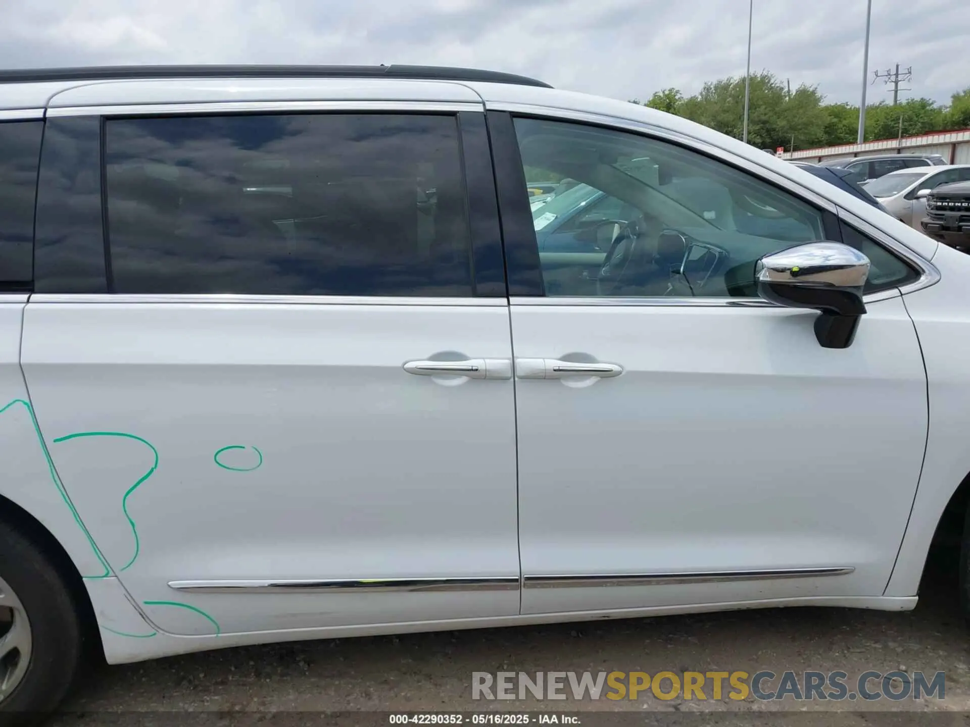 13 Photograph of a damaged car 2C4RC1GG8PR532930 CHRYSLER PACIFICA 2023