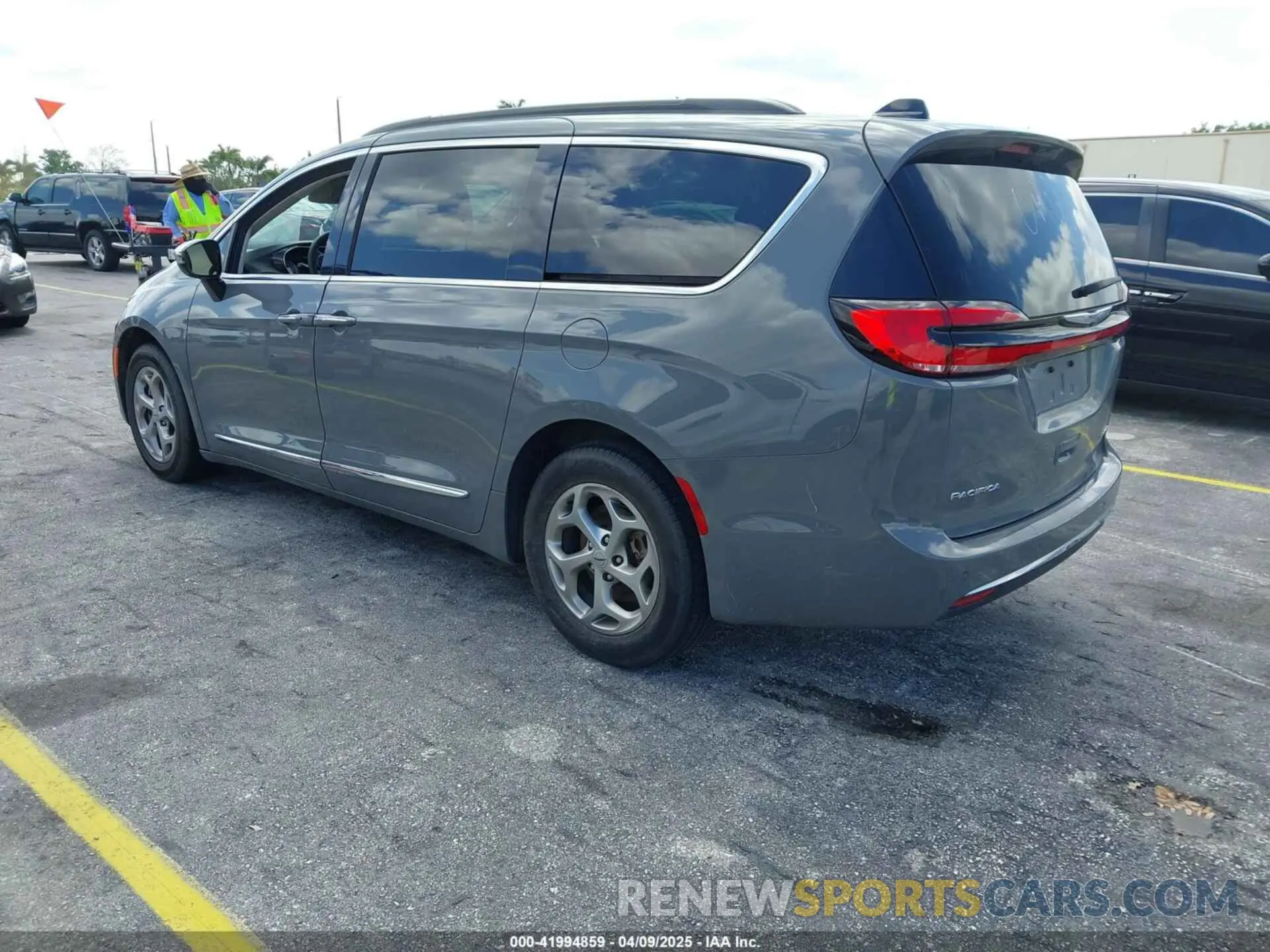 3 Photograph of a damaged car 2C4RC1GG8PR559478 CHRYSLER PACIFICA 2023
