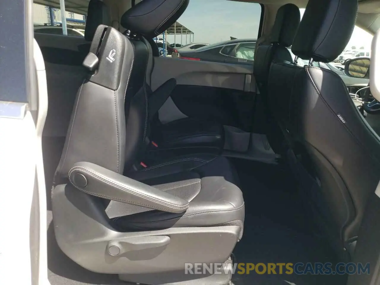 11 Photograph of a damaged car 2C4RC1L71PR588598 CHRYSLER PACIFICA 2023