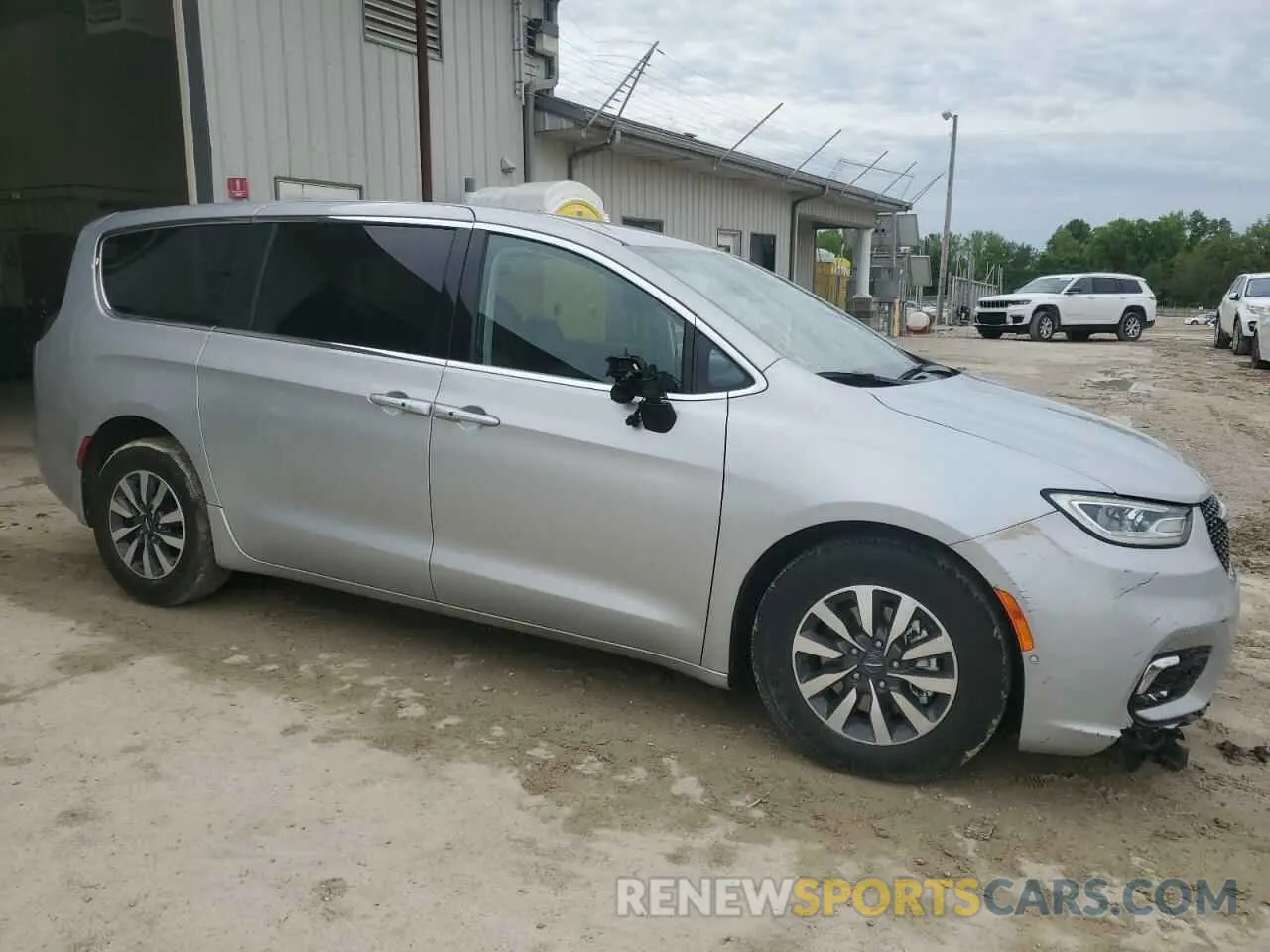 4 Photograph of a damaged car 2C4RC1L72PR588898 CHRYSLER PACIFICA 2023