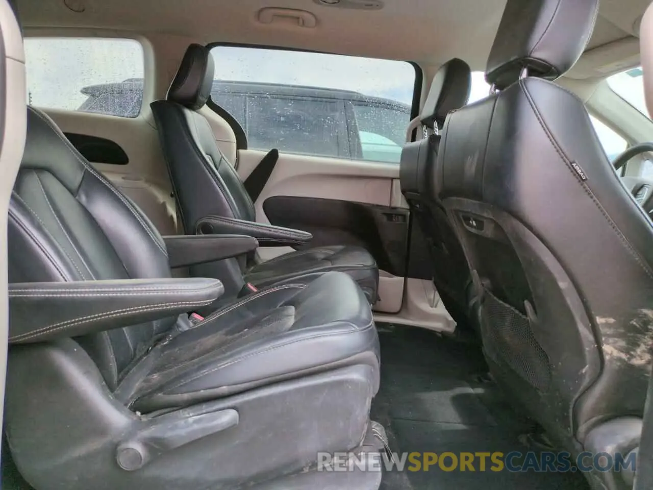 11 Photograph of a damaged car 2C4RC1L7XPR541392 CHRYSLER PACIFICA 2023