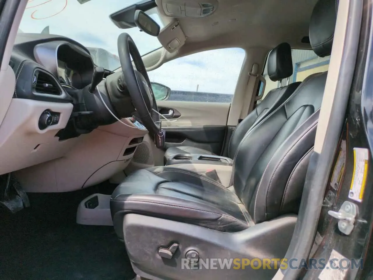 7 Photograph of a damaged car 2C4RC1L7XPR541392 CHRYSLER PACIFICA 2023