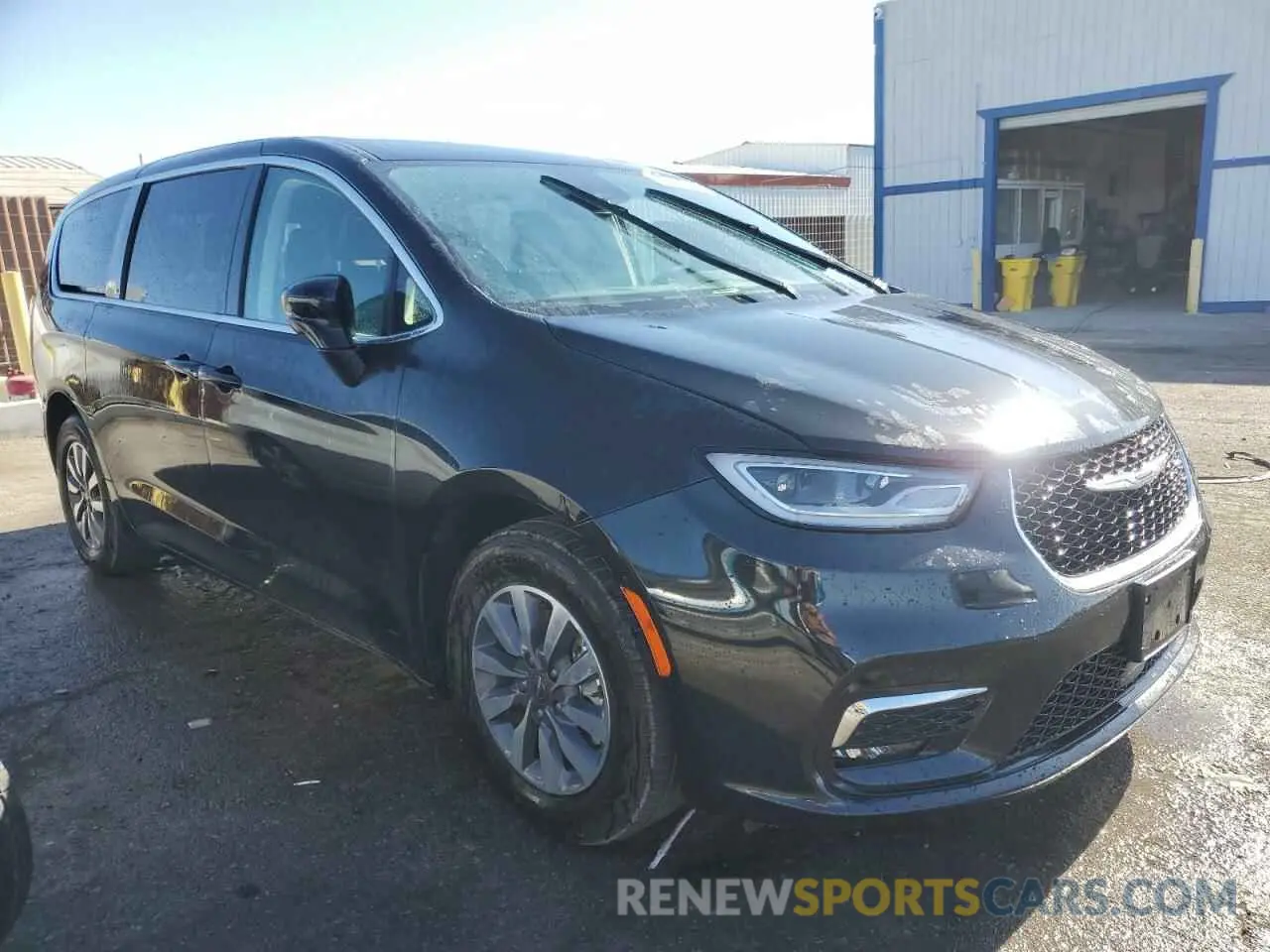 4 Photograph of a damaged car 2C4RC1L7XPR632260 CHRYSLER PACIFICA 2023