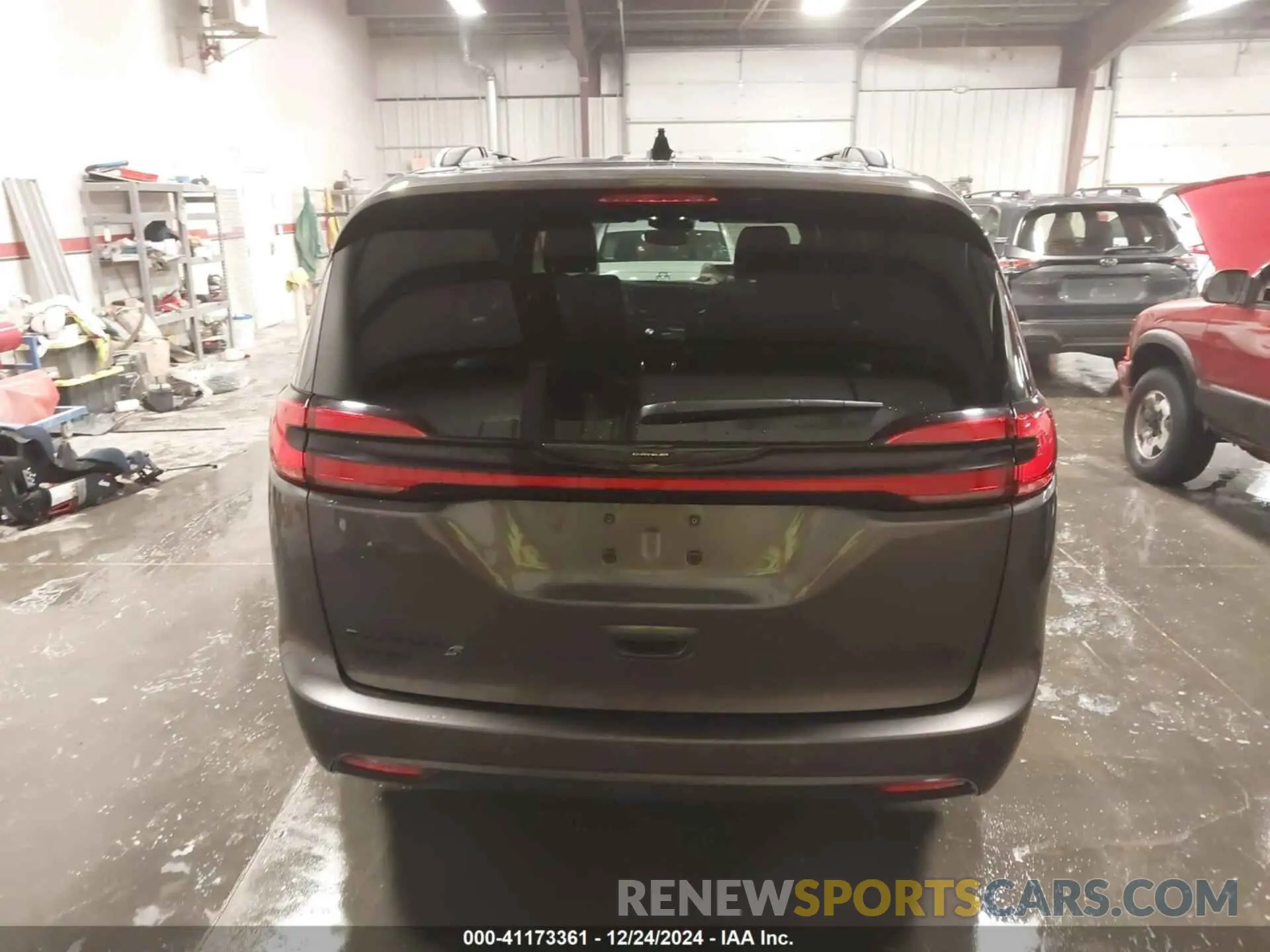 17 Photograph of a damaged car 2C4RC3BG9PR570265 CHRYSLER PACIFICA 2023