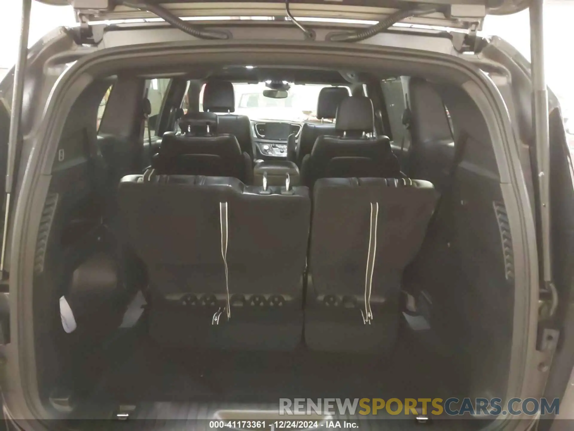 18 Photograph of a damaged car 2C4RC3BG9PR570265 CHRYSLER PACIFICA 2023