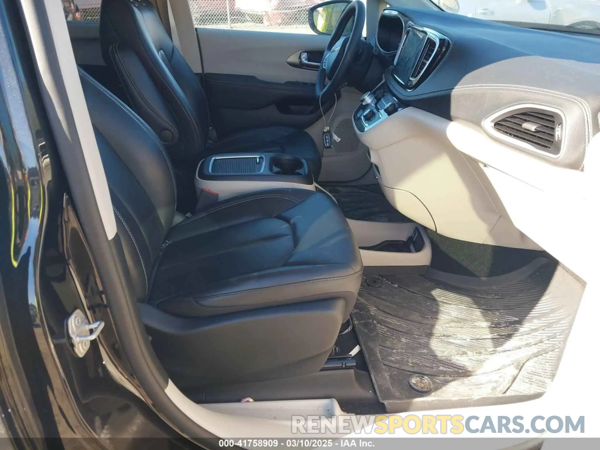 5 Photograph of a damaged car 2C4RC3BGXPR604715 CHRYSLER PACIFICA 2023