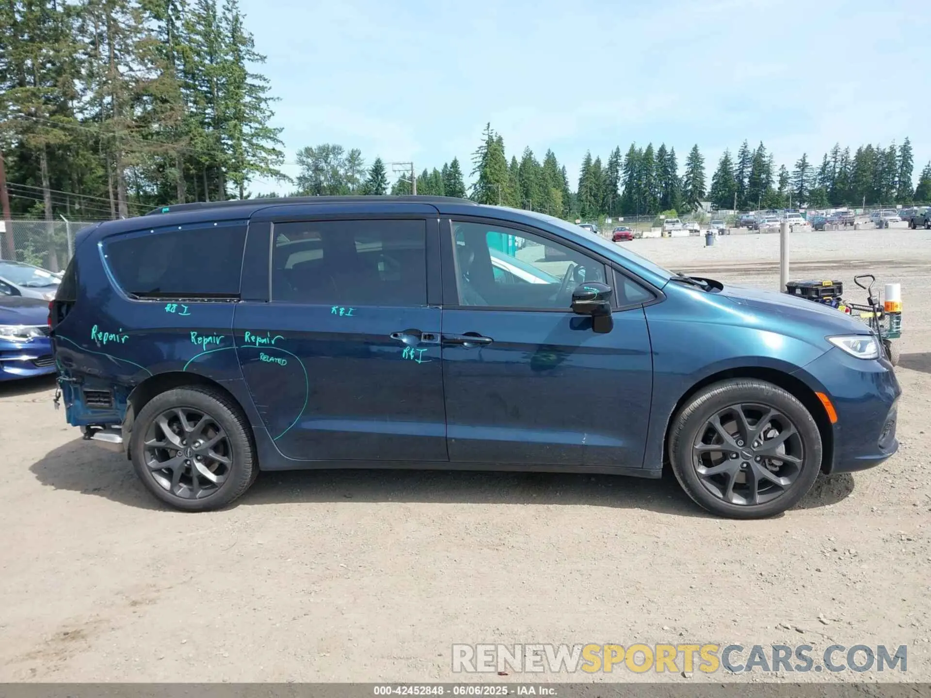 14 Photograph of a damaged car 2C4RC3GGXPR555282 CHRYSLER PACIFICA 2023