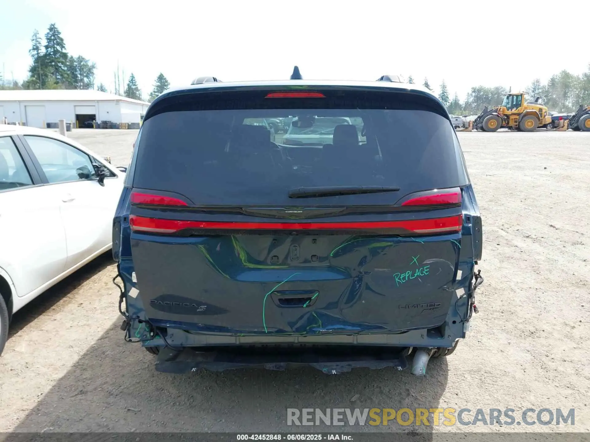 17 Photograph of a damaged car 2C4RC3GGXPR555282 CHRYSLER PACIFICA 2023