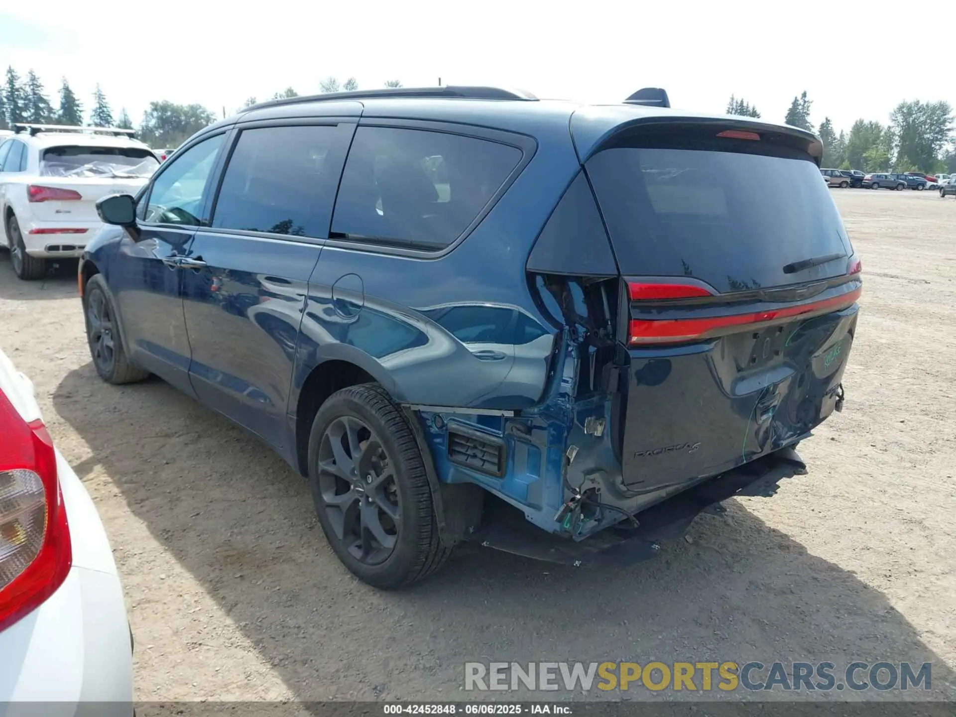 3 Photograph of a damaged car 2C4RC3GGXPR555282 CHRYSLER PACIFICA 2023