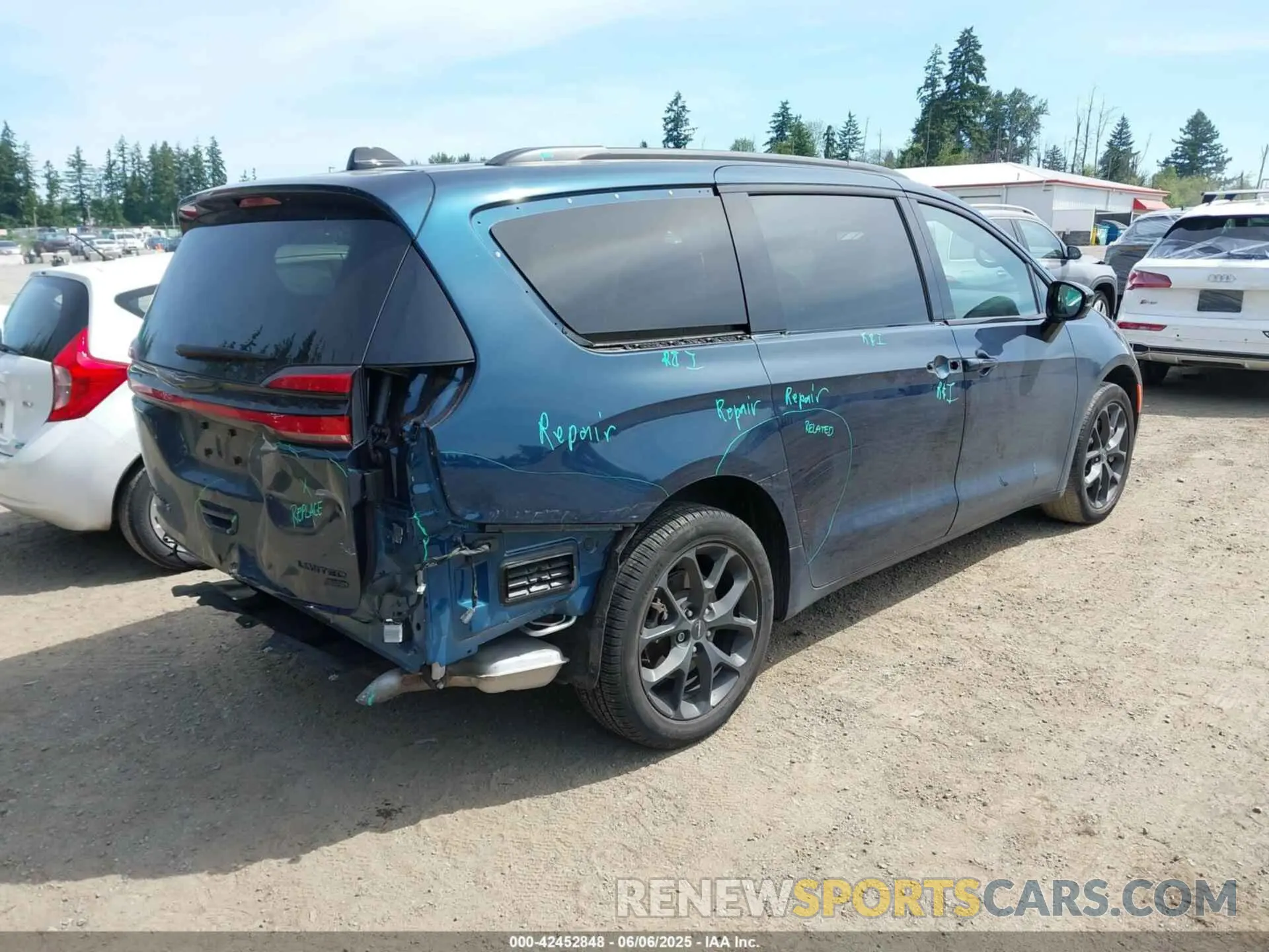 4 Photograph of a damaged car 2C4RC3GGXPR555282 CHRYSLER PACIFICA 2023