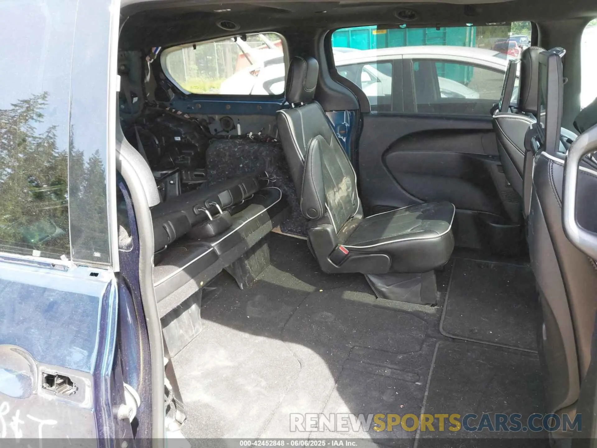 8 Photograph of a damaged car 2C4RC3GGXPR555282 CHRYSLER PACIFICA 2023