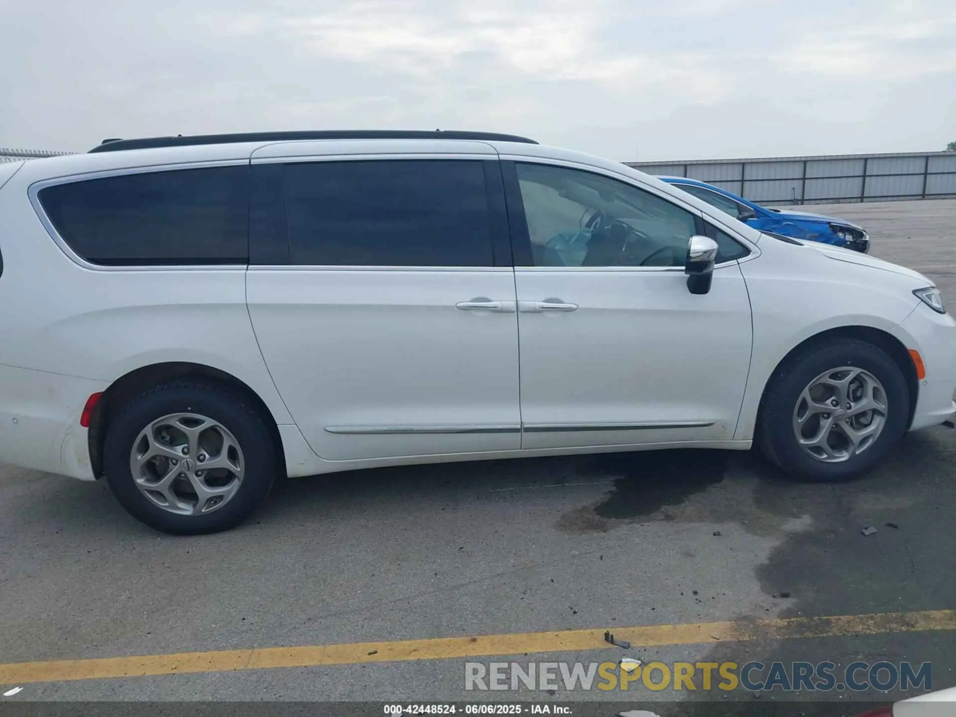 13 Photograph of a damaged car 2C4RC3GGXPR589867 CHRYSLER PACIFICA 2023