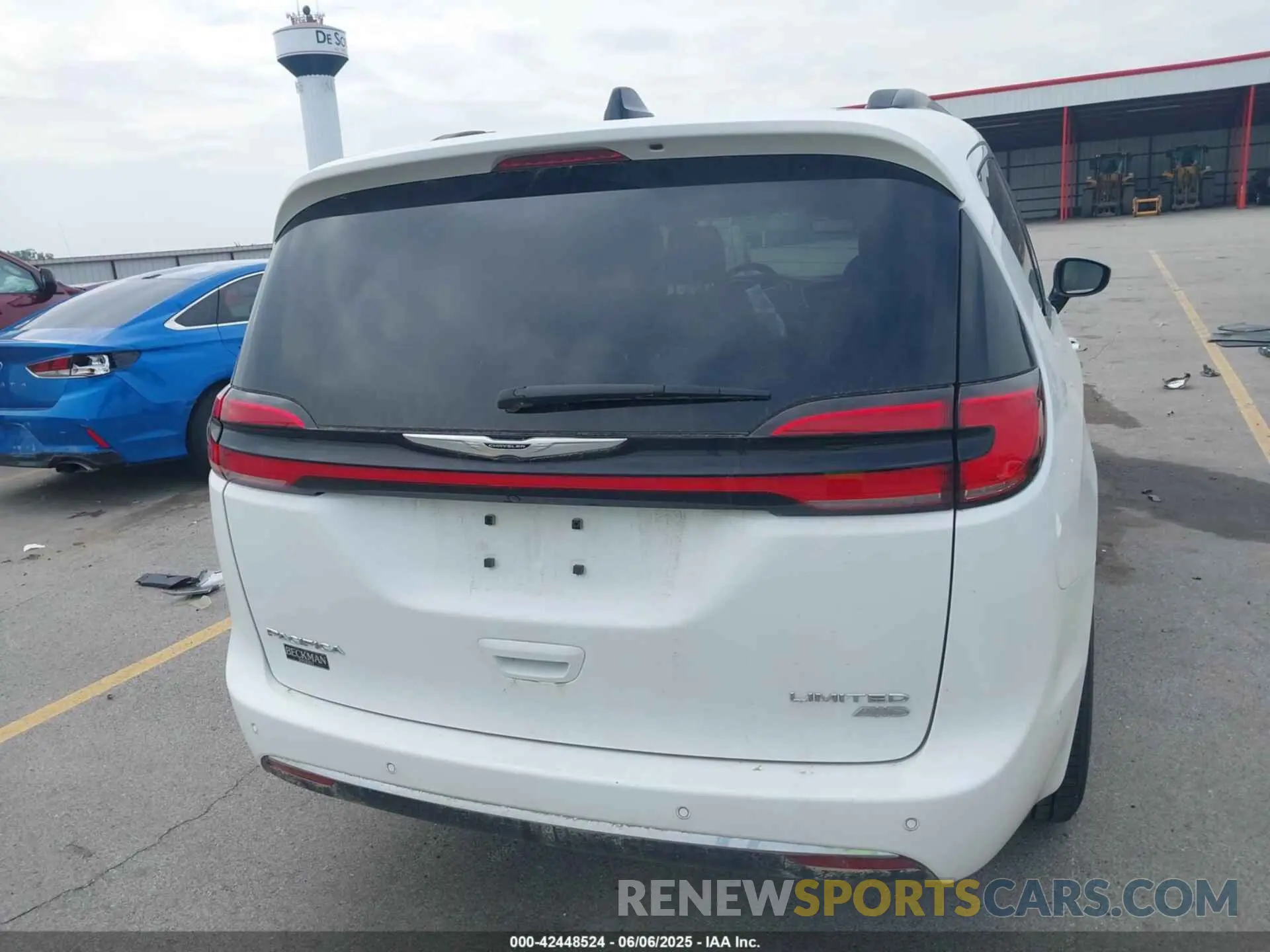 16 Photograph of a damaged car 2C4RC3GGXPR589867 CHRYSLER PACIFICA 2023