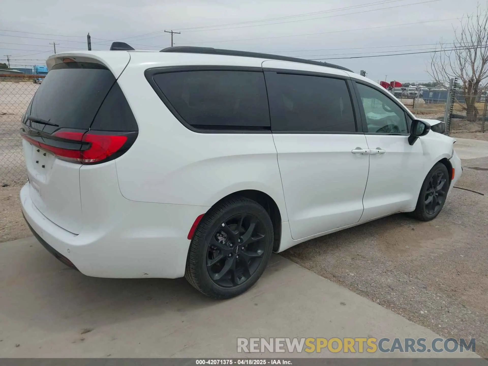 4 Photograph of a damaged car 2C4RC1BG0RR184289 CHRYSLER PACIFICA 2024