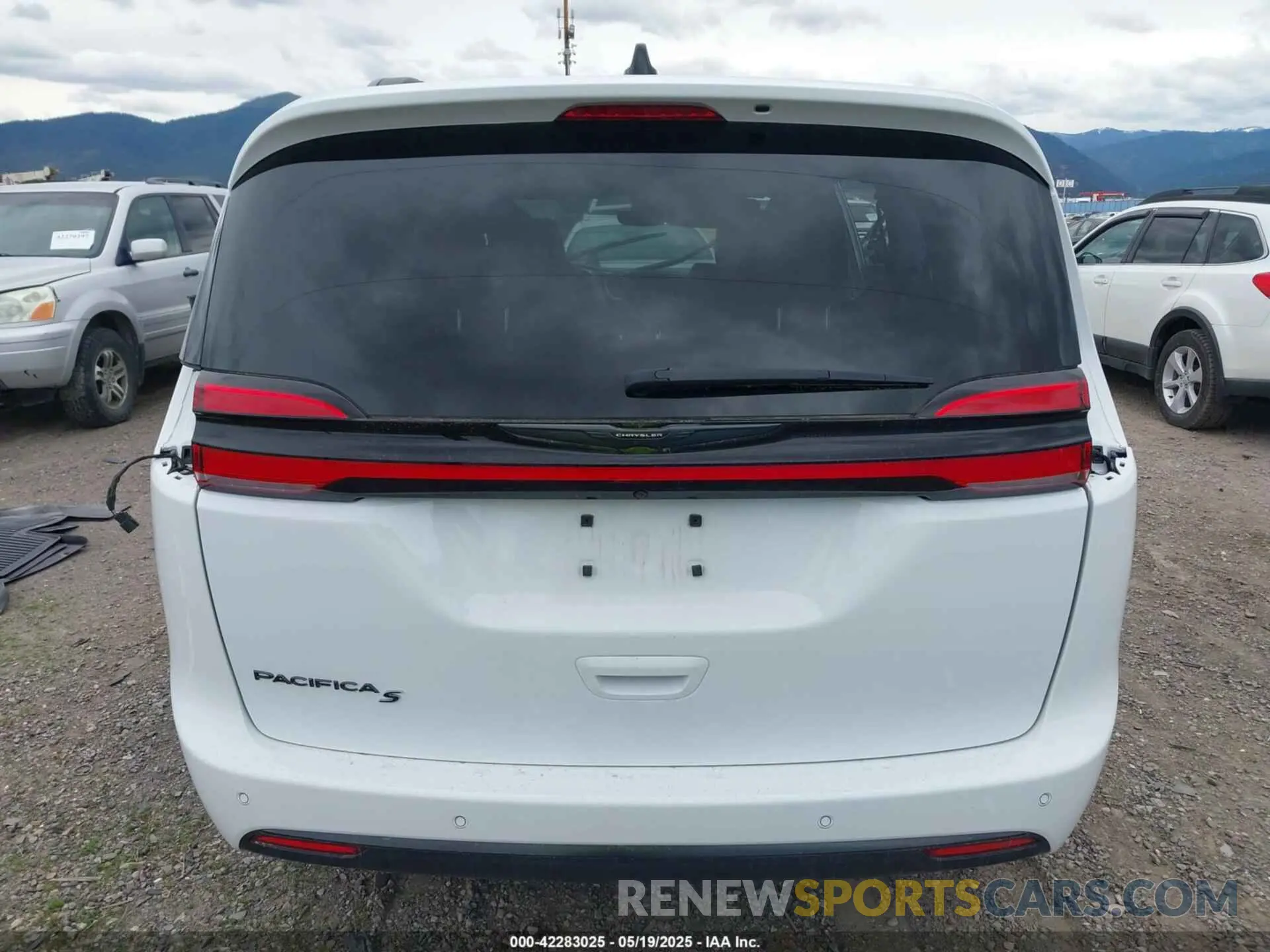 17 Photograph of a damaged car 2C4RC1BG1RR107527 CHRYSLER PACIFICA 2024