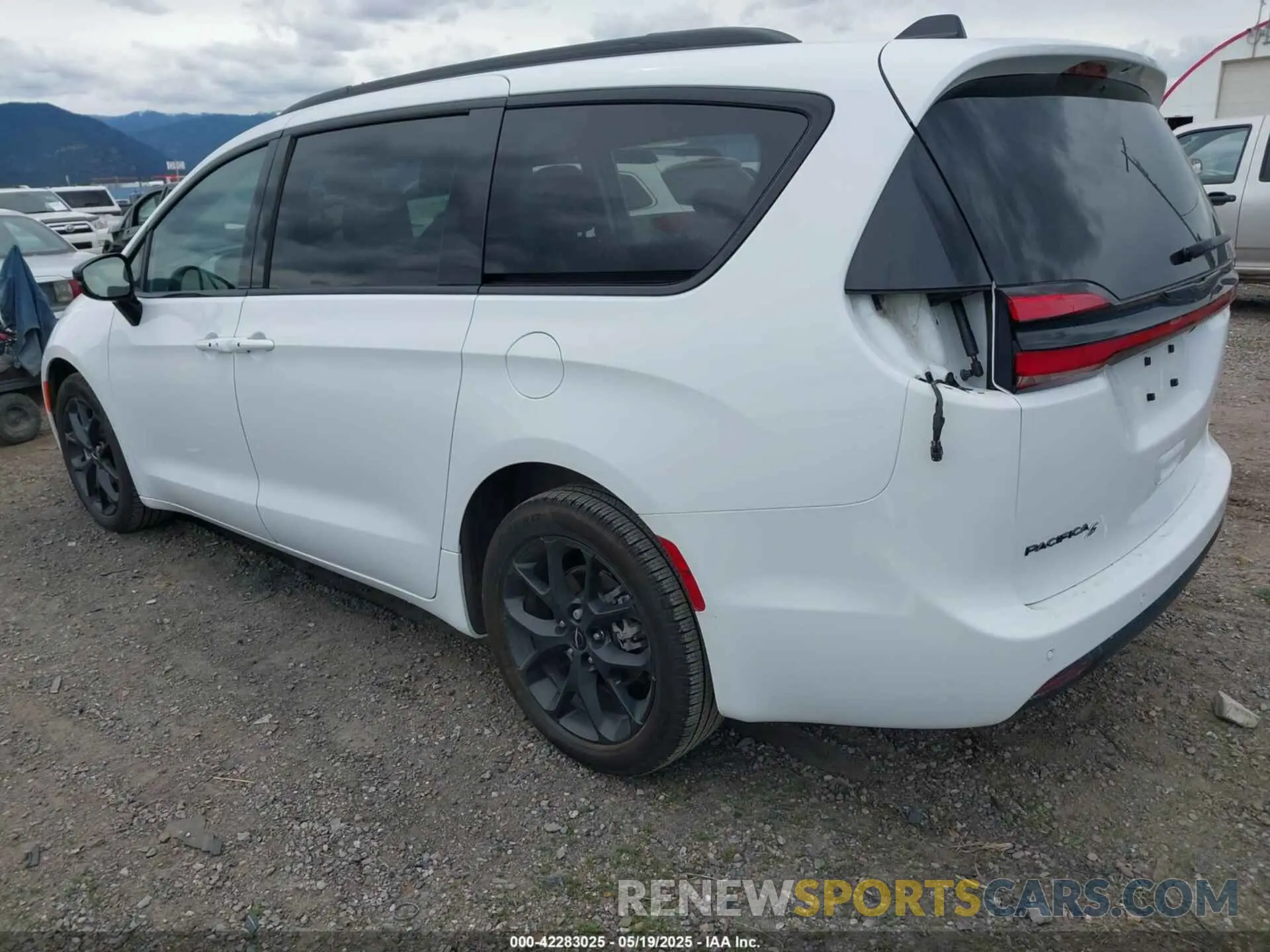 3 Photograph of a damaged car 2C4RC1BG1RR107527 CHRYSLER PACIFICA 2024