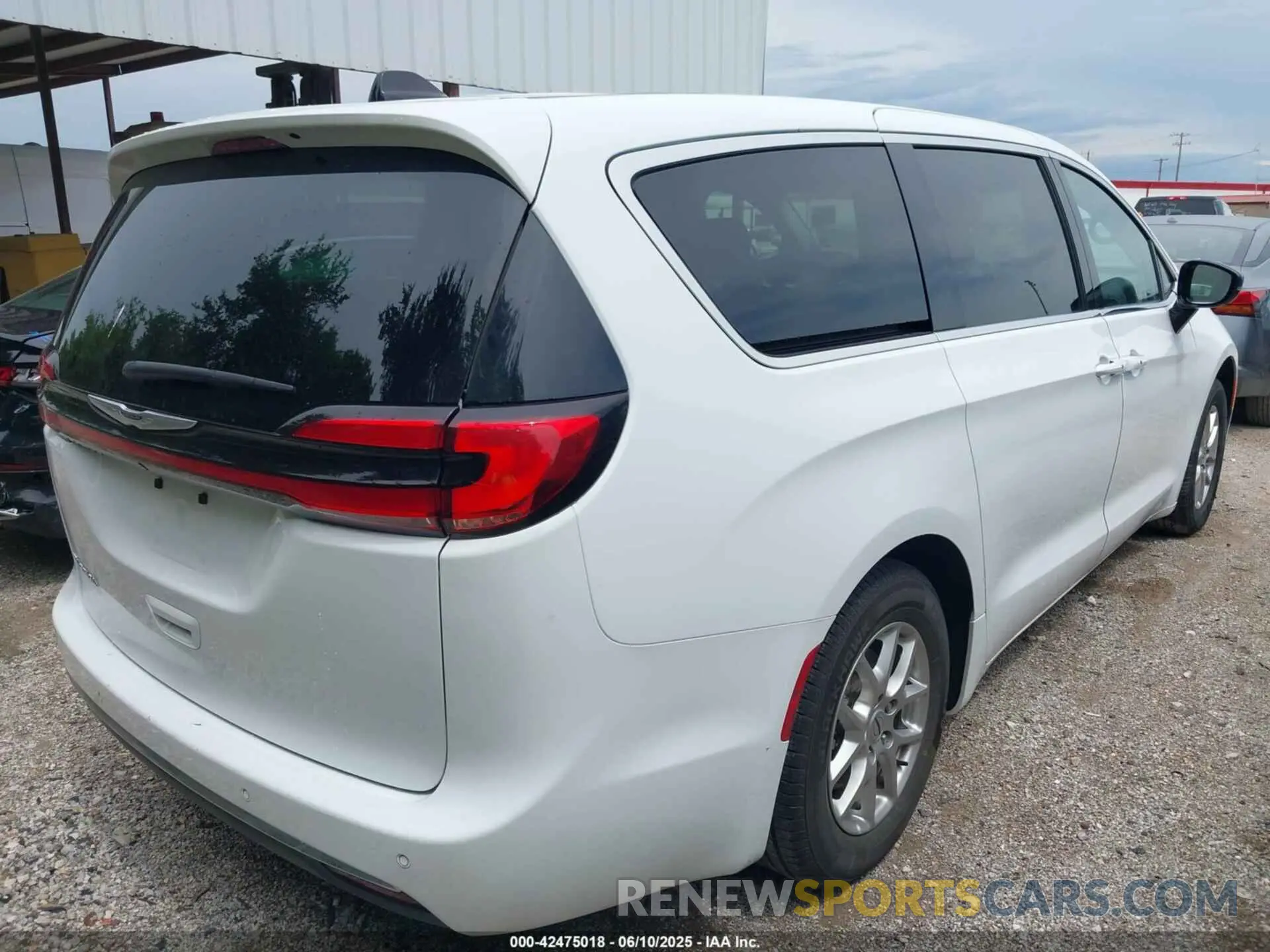 4 Photograph of a damaged car 2C4RC1BG2RR149902 CHRYSLER PACIFICA 2024