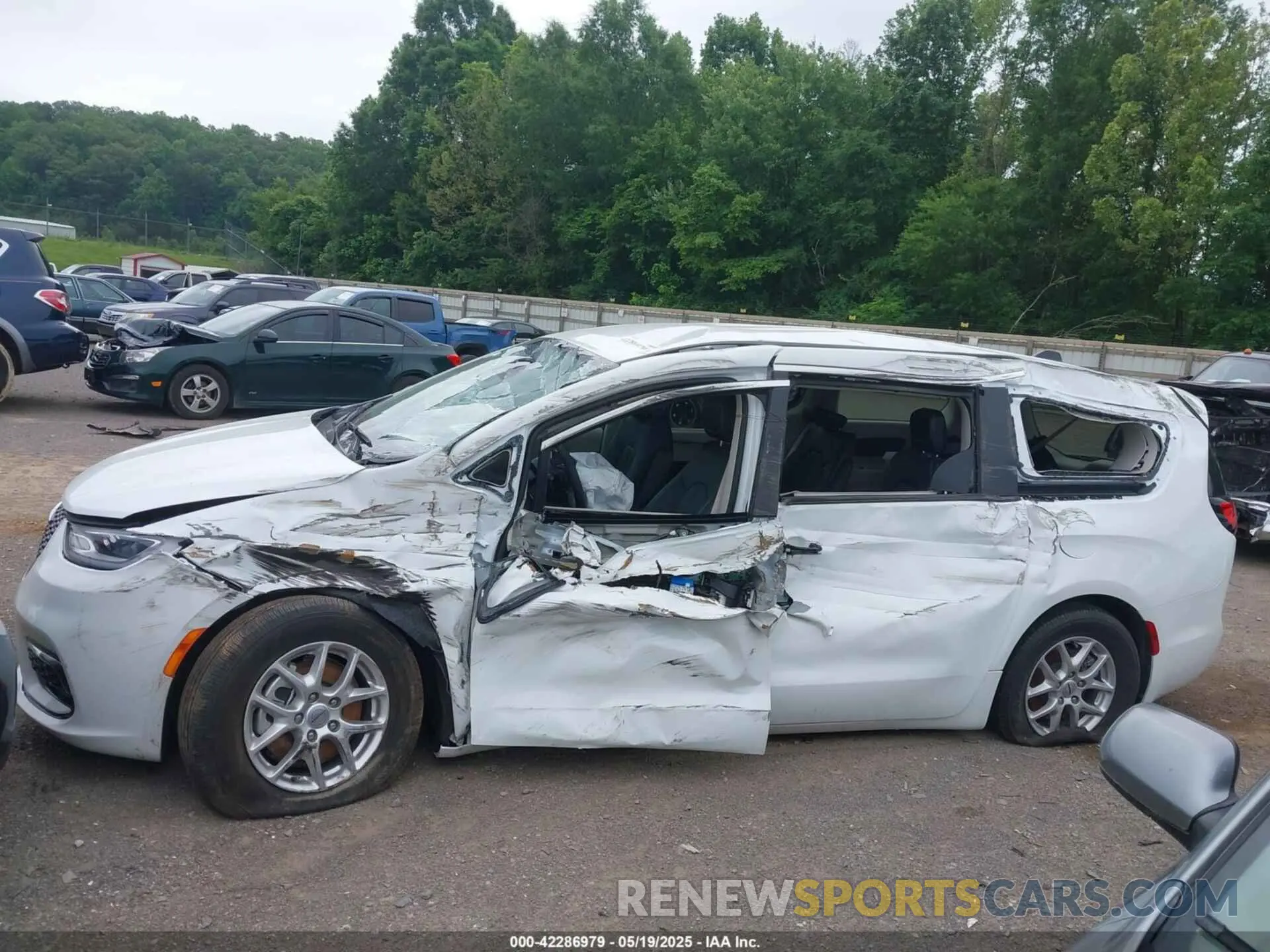 14 Photograph of a damaged car 2C4RC1BG3RR202770 CHRYSLER PACIFICA 2024