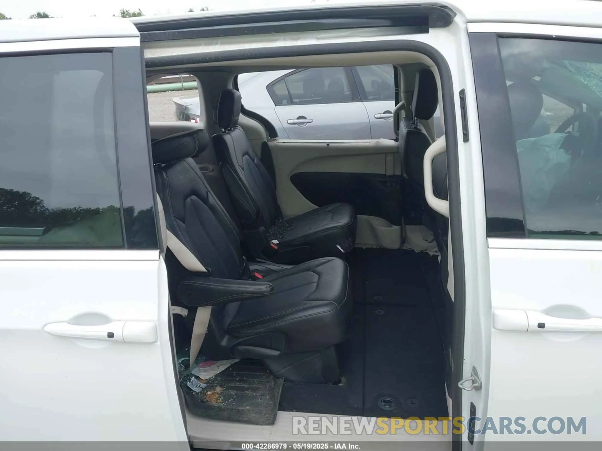 8 Photograph of a damaged car 2C4RC1BG3RR202770 CHRYSLER PACIFICA 2024