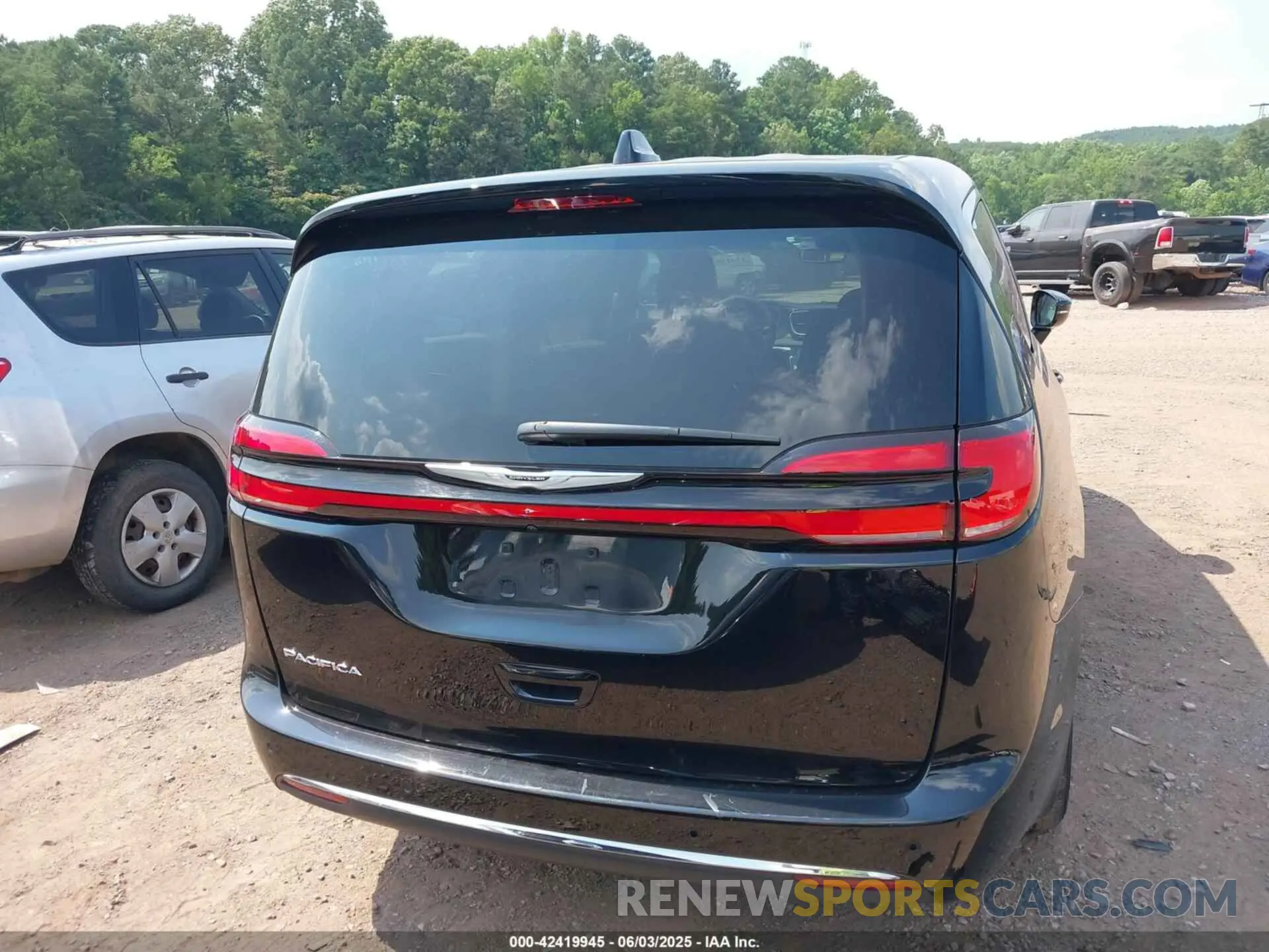 16 Photograph of a damaged car 2C4RC1BG4RR136438 CHRYSLER PACIFICA 2024