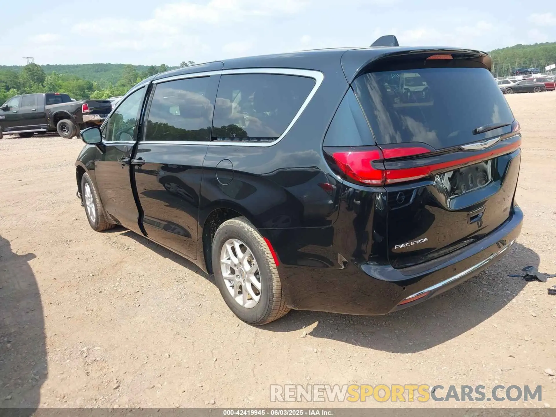 3 Photograph of a damaged car 2C4RC1BG4RR136438 CHRYSLER PACIFICA 2024