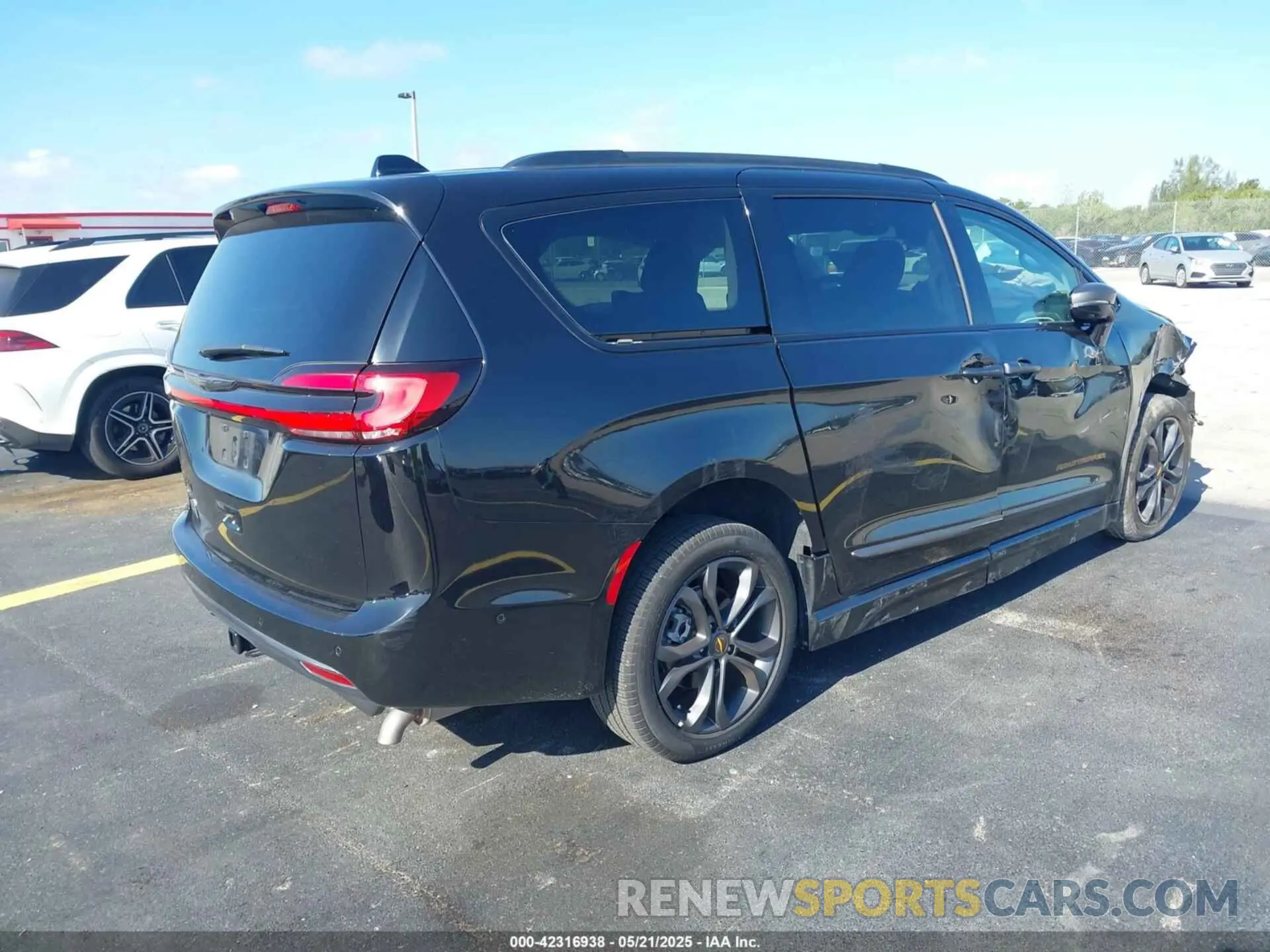 4 Photograph of a damaged car 2C4RC1BG6RR152382 CHRYSLER PACIFICA 2024