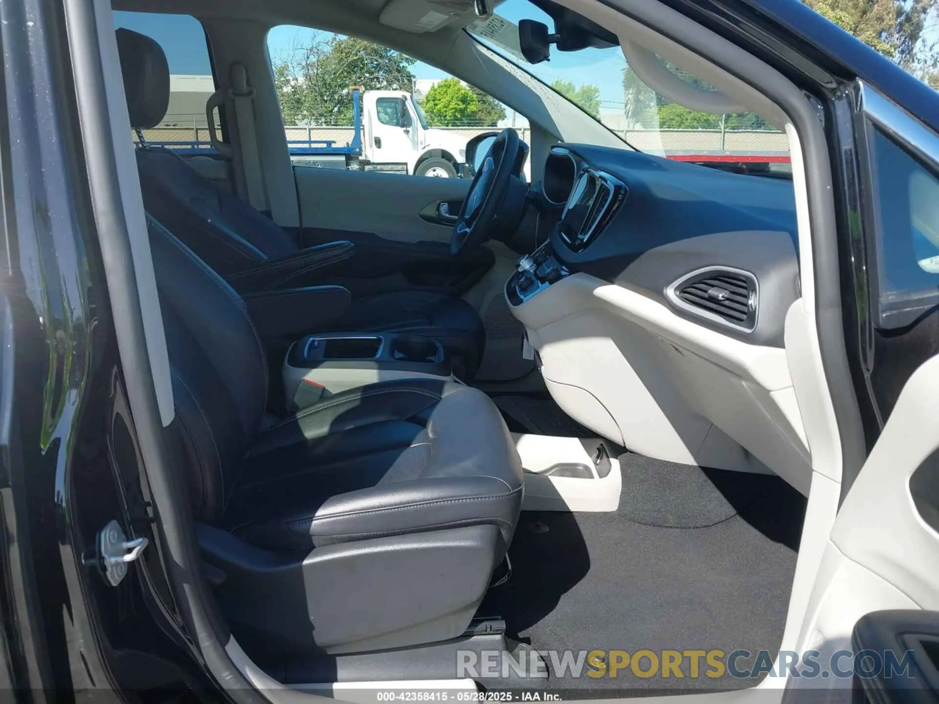 5 Photograph of a damaged car 2C4RC1BG8RR156353 CHRYSLER PACIFICA 2024