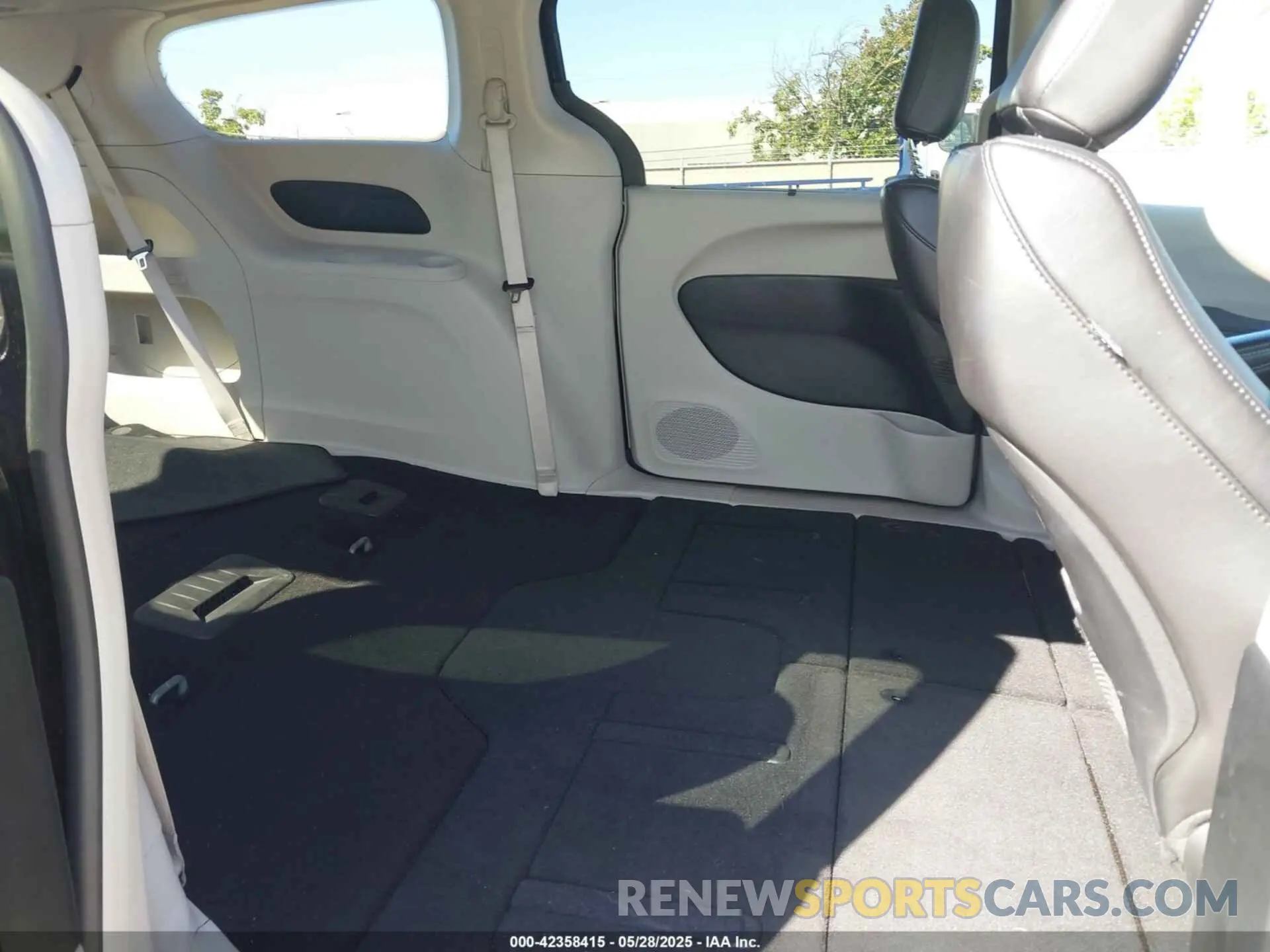 8 Photograph of a damaged car 2C4RC1BG8RR156353 CHRYSLER PACIFICA 2024