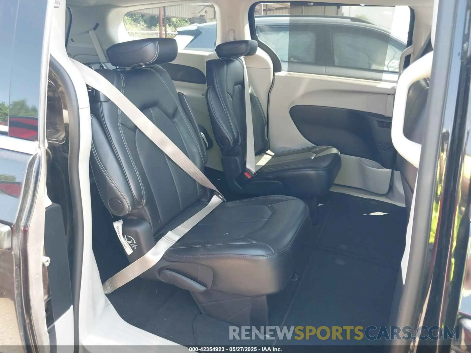 8 Photograph of a damaged car 2C4RC1BG8RR179678 CHRYSLER PACIFICA 2024