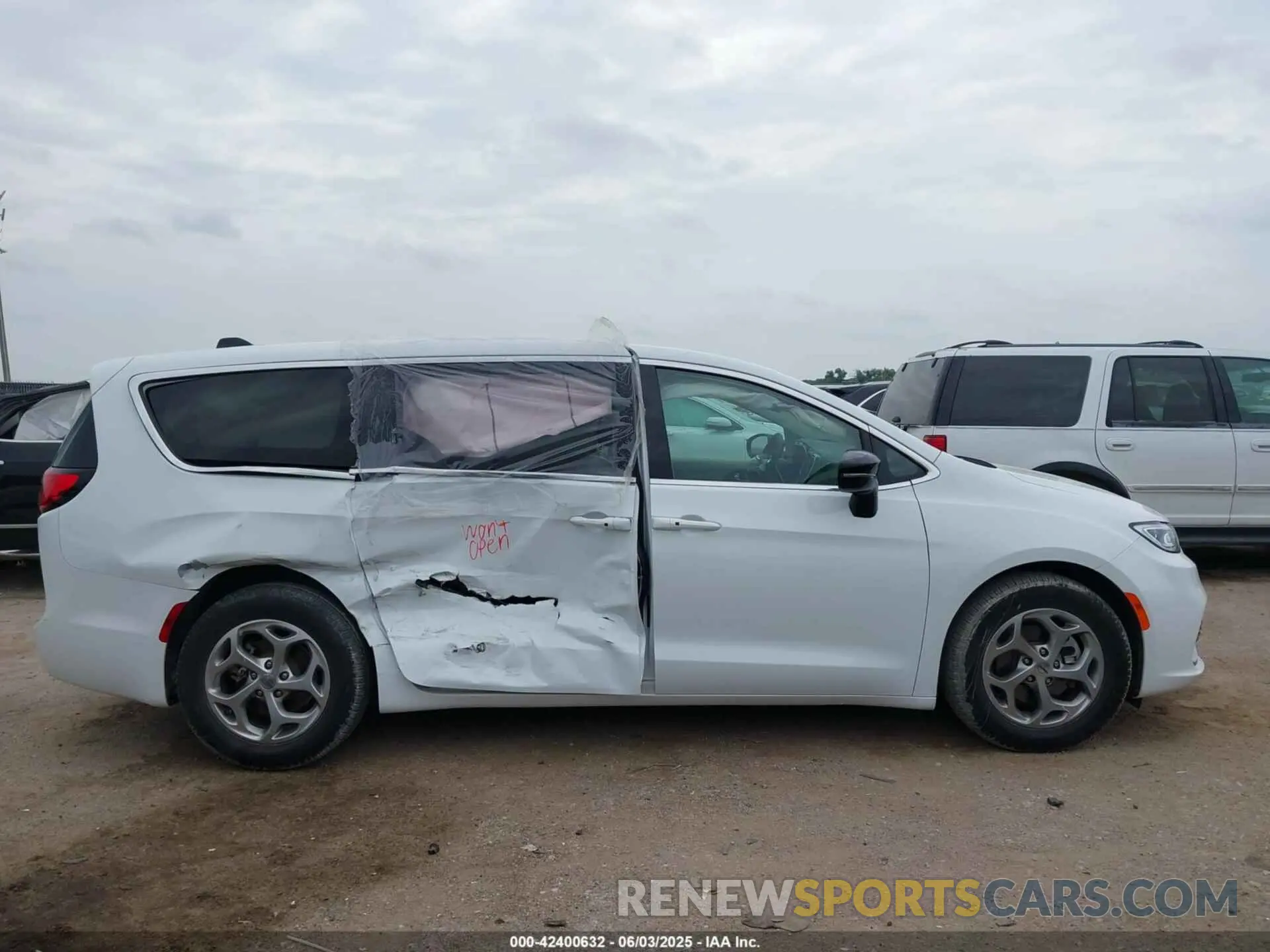 13 Photograph of a damaged car 2C4RC1GG0RR110329 CHRYSLER PACIFICA 2024