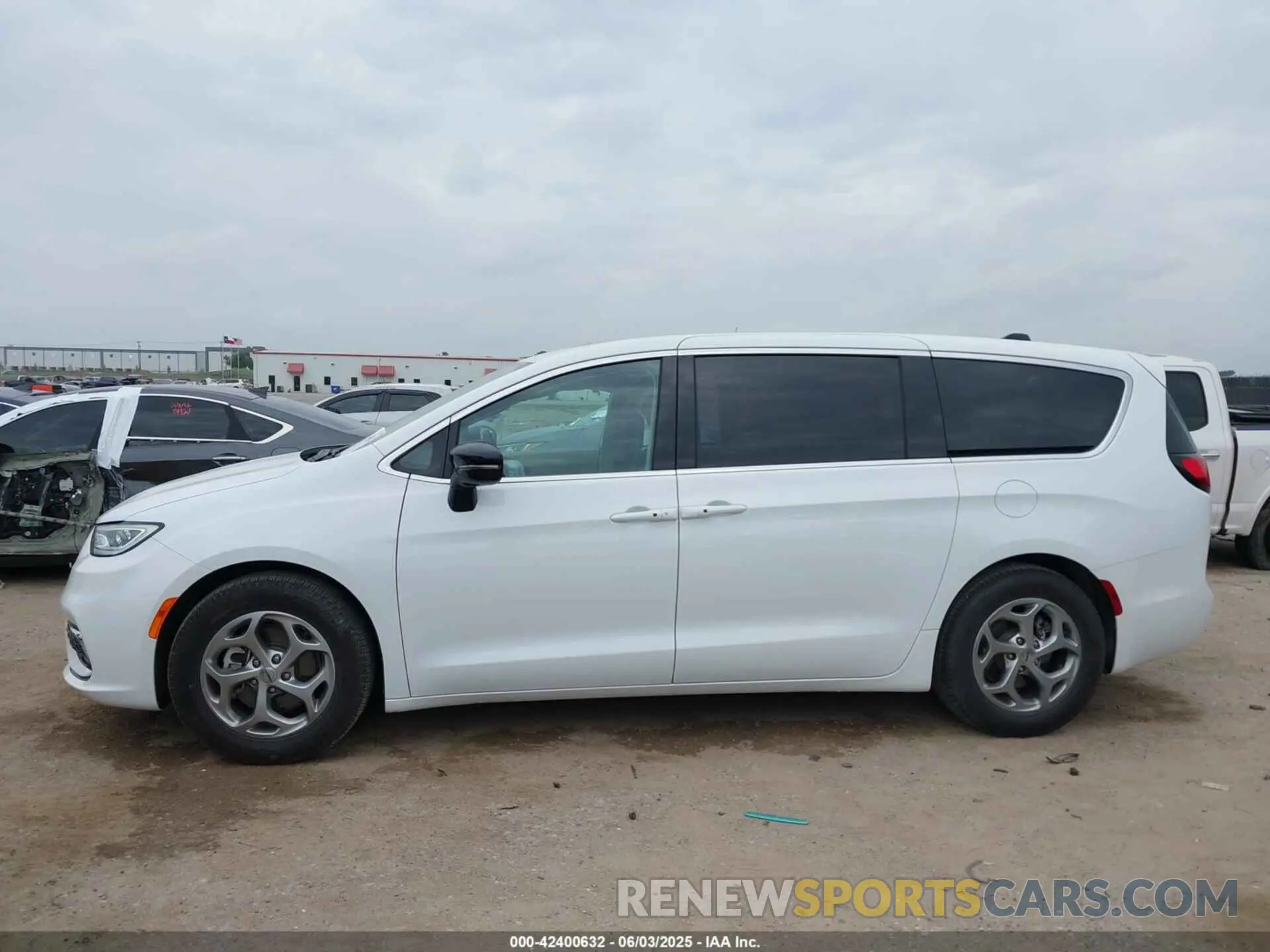 14 Photograph of a damaged car 2C4RC1GG0RR110329 CHRYSLER PACIFICA 2024