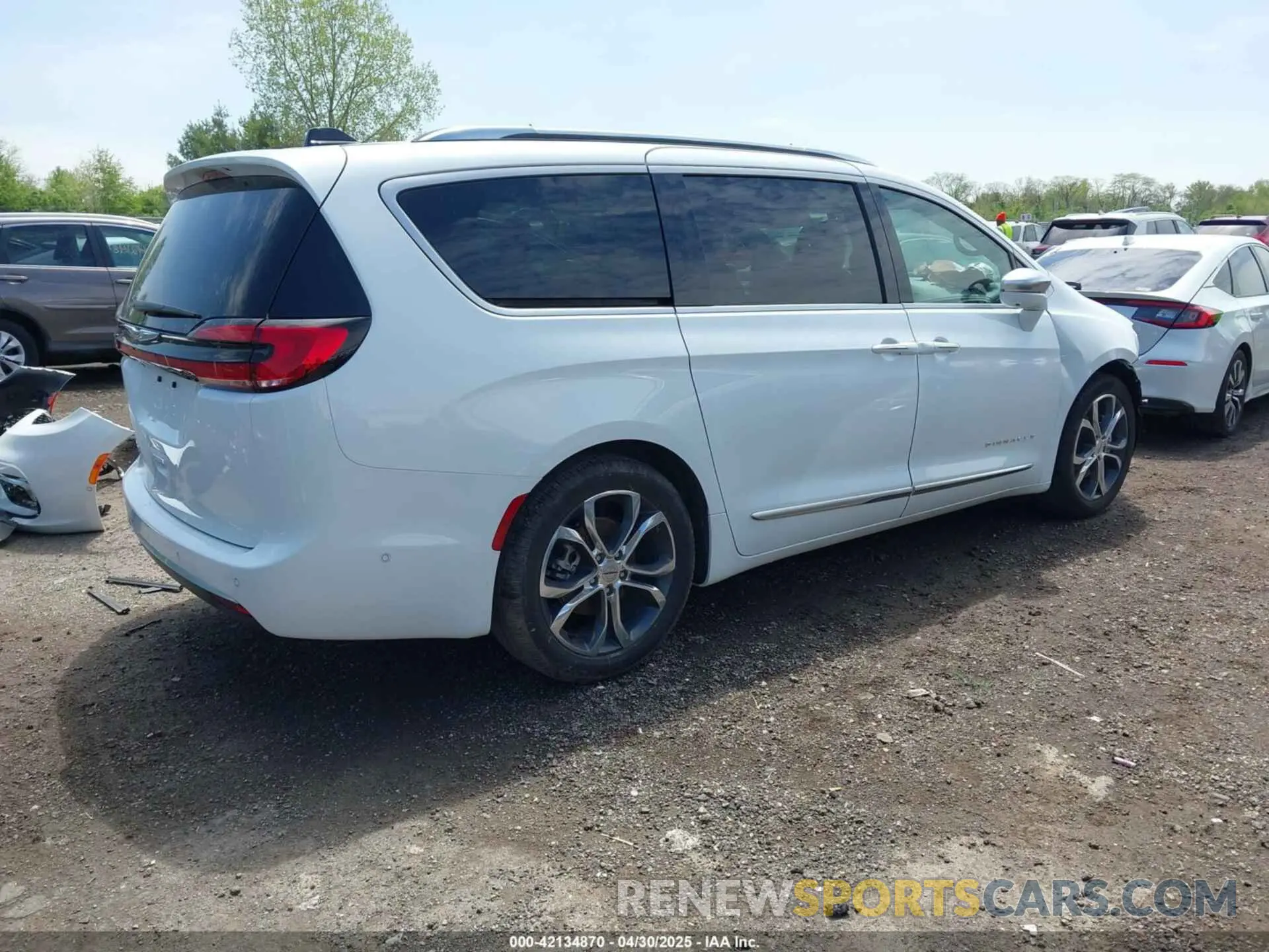 4 Photograph of a damaged car 2C4RC1PG4RR121446 CHRYSLER PACIFICA 2024