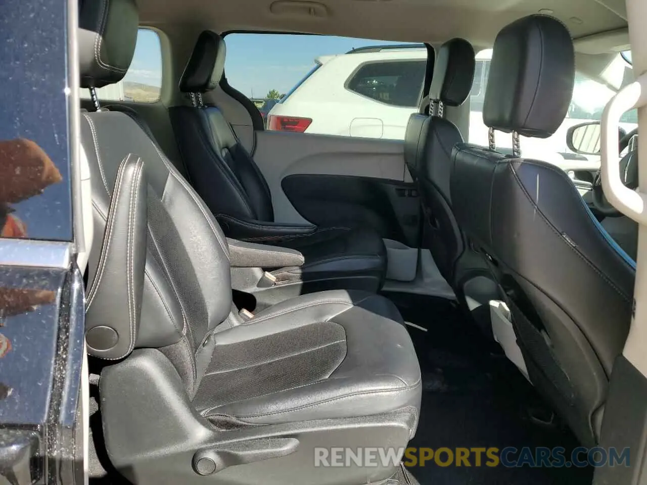 11 Photograph of a damaged car 2C4RC1S70RR134623 CHRYSLER PACIFICA 2024