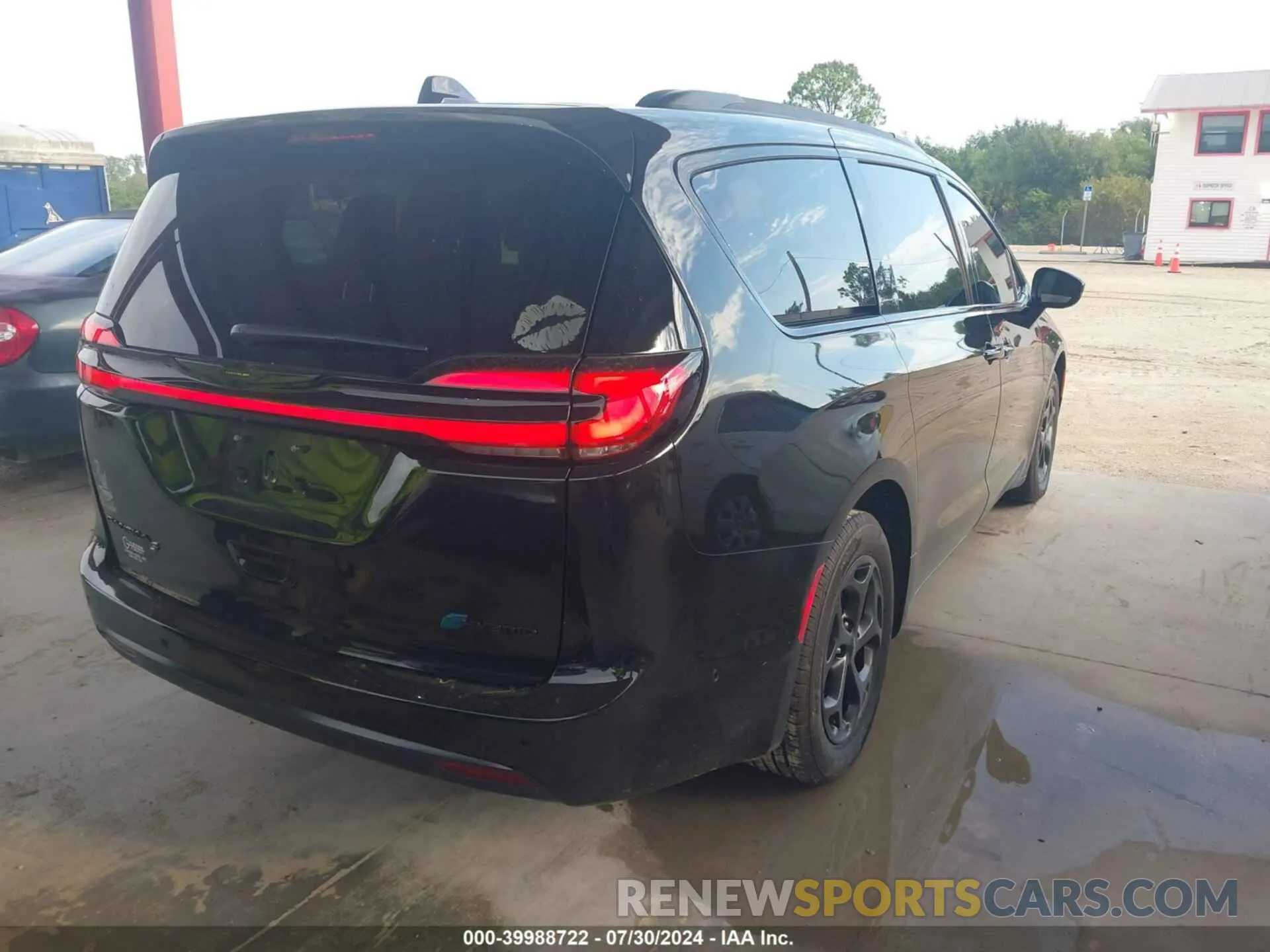 4 Photograph of a damaged car 2C4RC1S73RR104550 CHRYSLER PACIFICA 2024