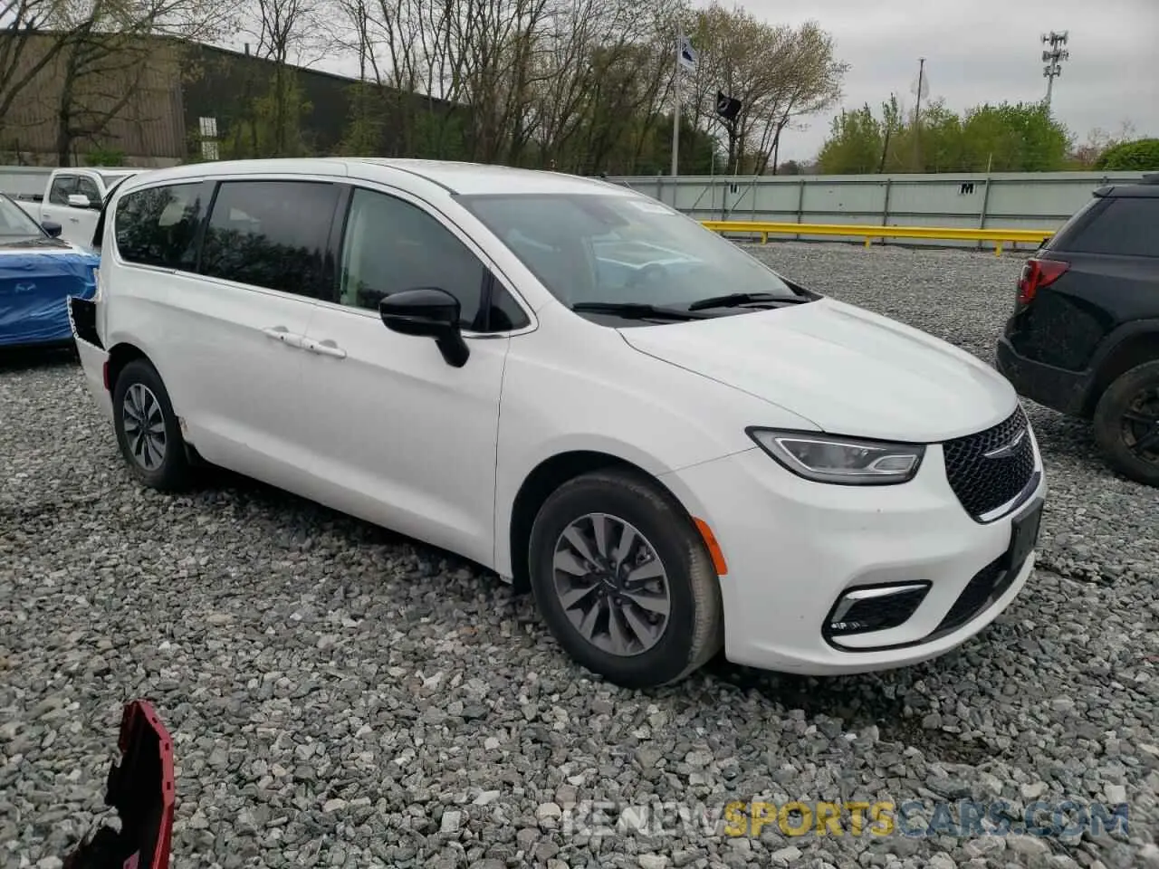 4 Photograph of a damaged car 2C4RC1S78RR117746 CHRYSLER PACIFICA 2024