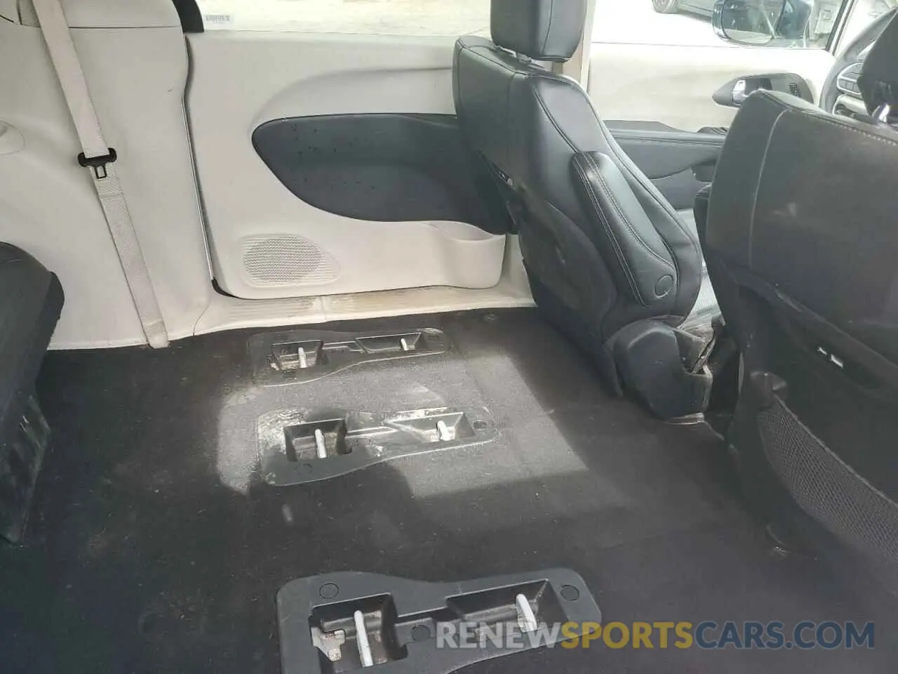 11 Photograph of a damaged car 2C4RC1S78RR117973 CHRYSLER PACIFICA 2024