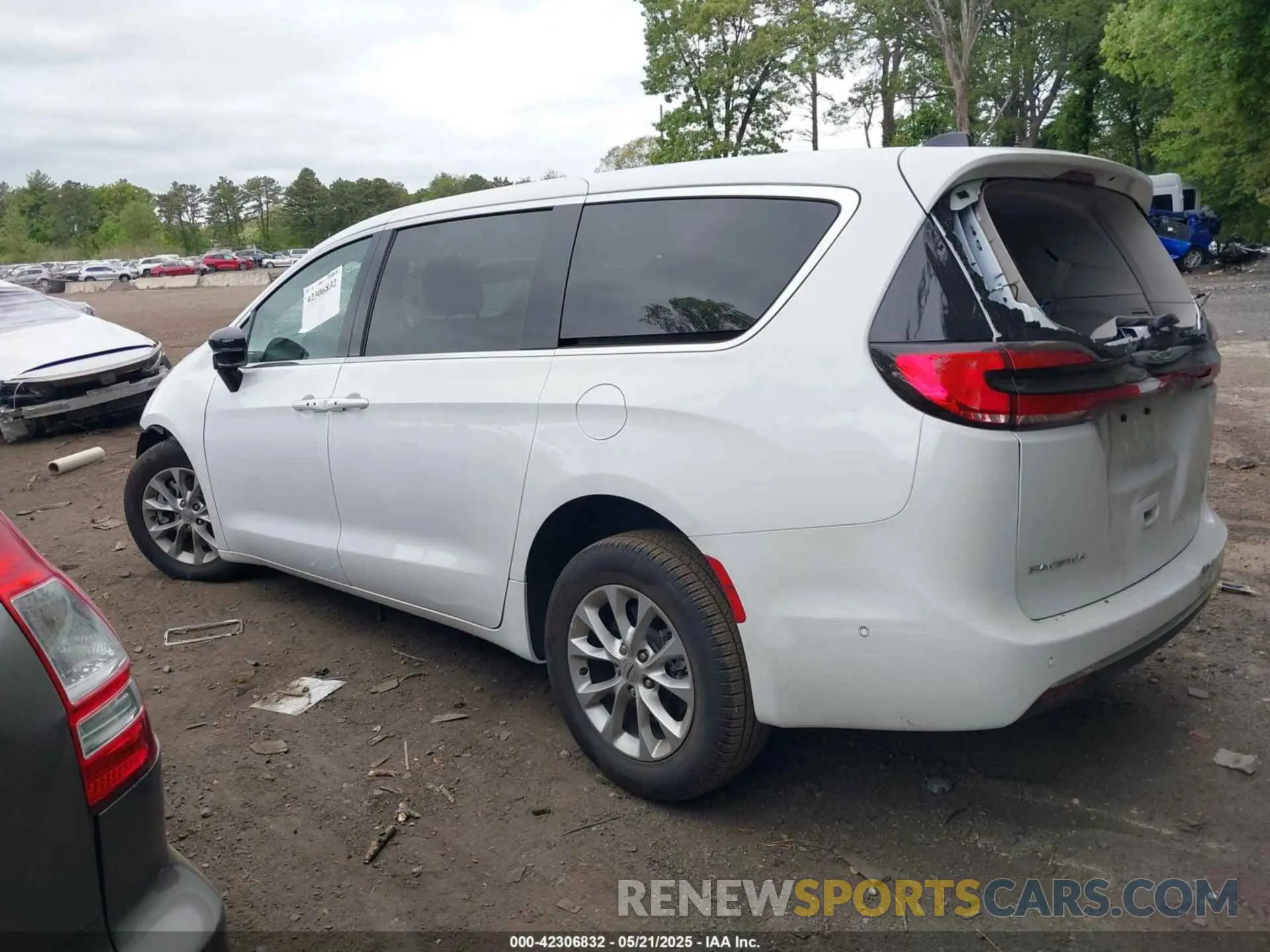 15 Photograph of a damaged car 2C4RC3BG0RR204617 CHRYSLER PACIFICA 2024