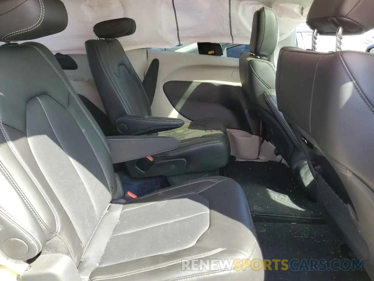 11 Photograph of a damaged car 2C4RC3BG1RR203525 CHRYSLER PACIFICA 2024