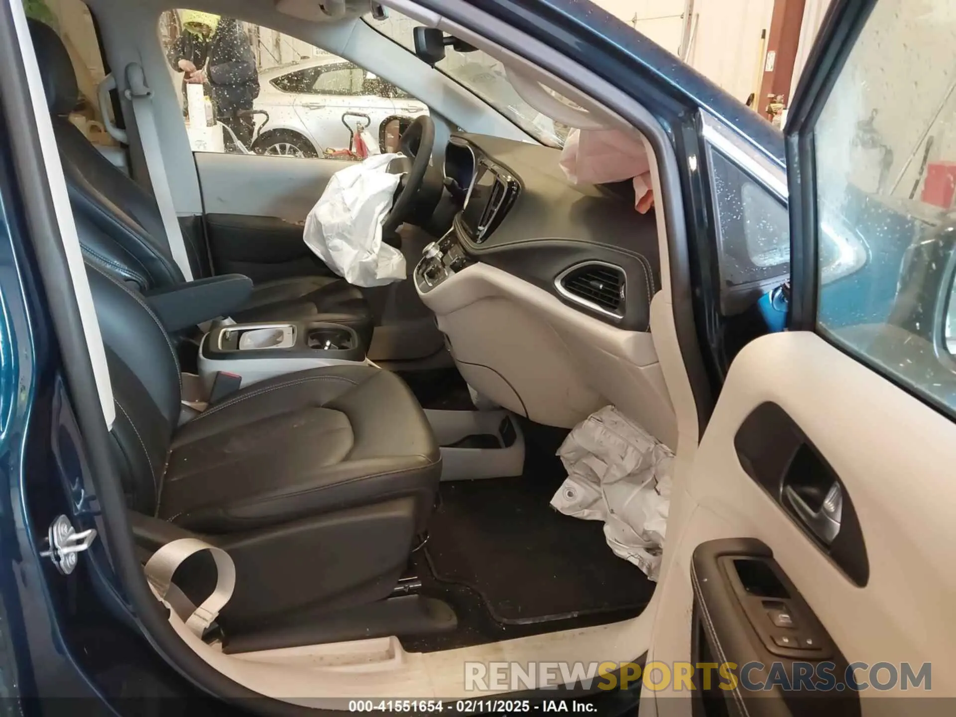 5 Photograph of a damaged car 2C4RC3BG2RR204716 CHRYSLER PACIFICA 2024